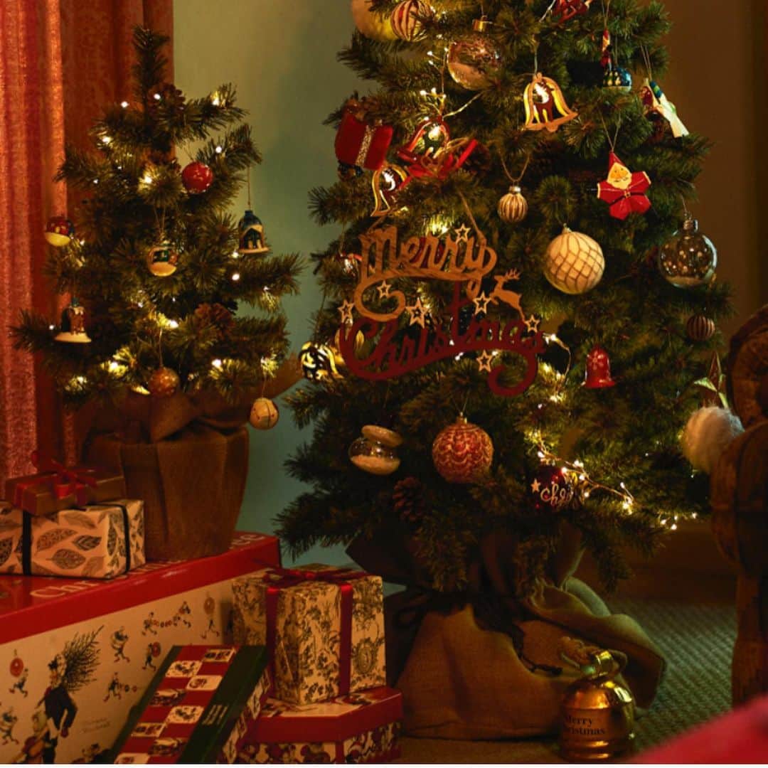niko and ...さんのインスタグラム写真 - (niko and ...Instagram)「. 【Warm up your Christmas decor】－Best dressed Christmas Tree .  クリスマスといえばやっぱりデコレーションツリー。お部屋にツリーがあるだけで一気に気分が盛り上がる！ オーナメントやLEDのガーランドでかわいく飾りたい。ツリーの足元は麻布&レンガ風カバーでドレスアップしてあげよう。 . . #ニコアンド #であうにあう #styleeditorialbrand #uni9uesenses #nikoandTIMES #クリスマス #クリスマスグッズ  #デコレーションツリー」11月5日 19時28分 - nikoand_official