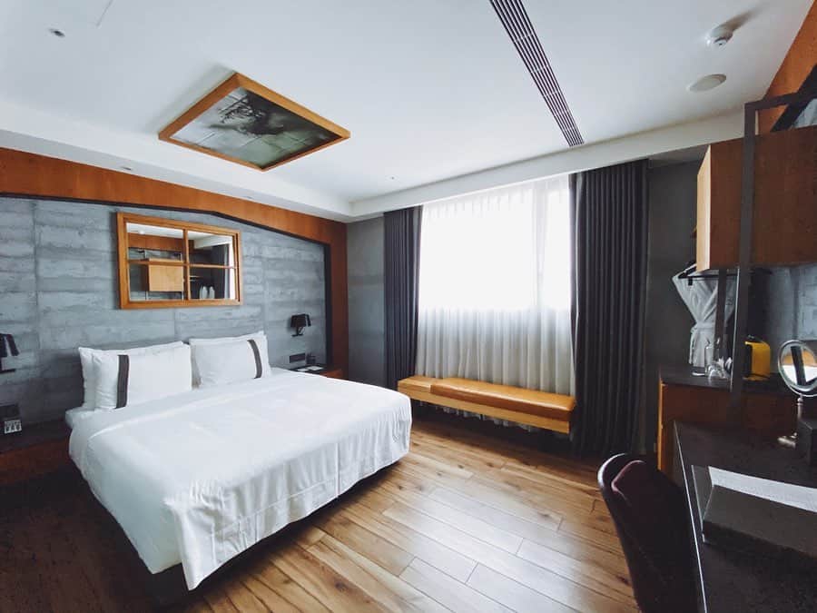 のインスタグラム：「#momo8631travel 2019.11 秋の台湾その1 . 初高雄での宿泊先に選んだのが#briohotel  2018年にできたデザイナーズホテルです。 高雄の物価を考えるとちょっと高いけど、泊まる価値は十分ある。 なぜなら部屋やホテル内設備のデザインがかなりツボだったから！ 駅近で、スタッフの方もとても親切でした。 また次回も泊まりたいな☺︎ ...... #photography #travel #hotel #travelgram #taiwan #kaohsiung #instagood #tabijyo #台湾 #高雄 #ブリオホテル #宿泊 #ホテル #デザイナーズホテル #比欧致居 #blogも更新中」