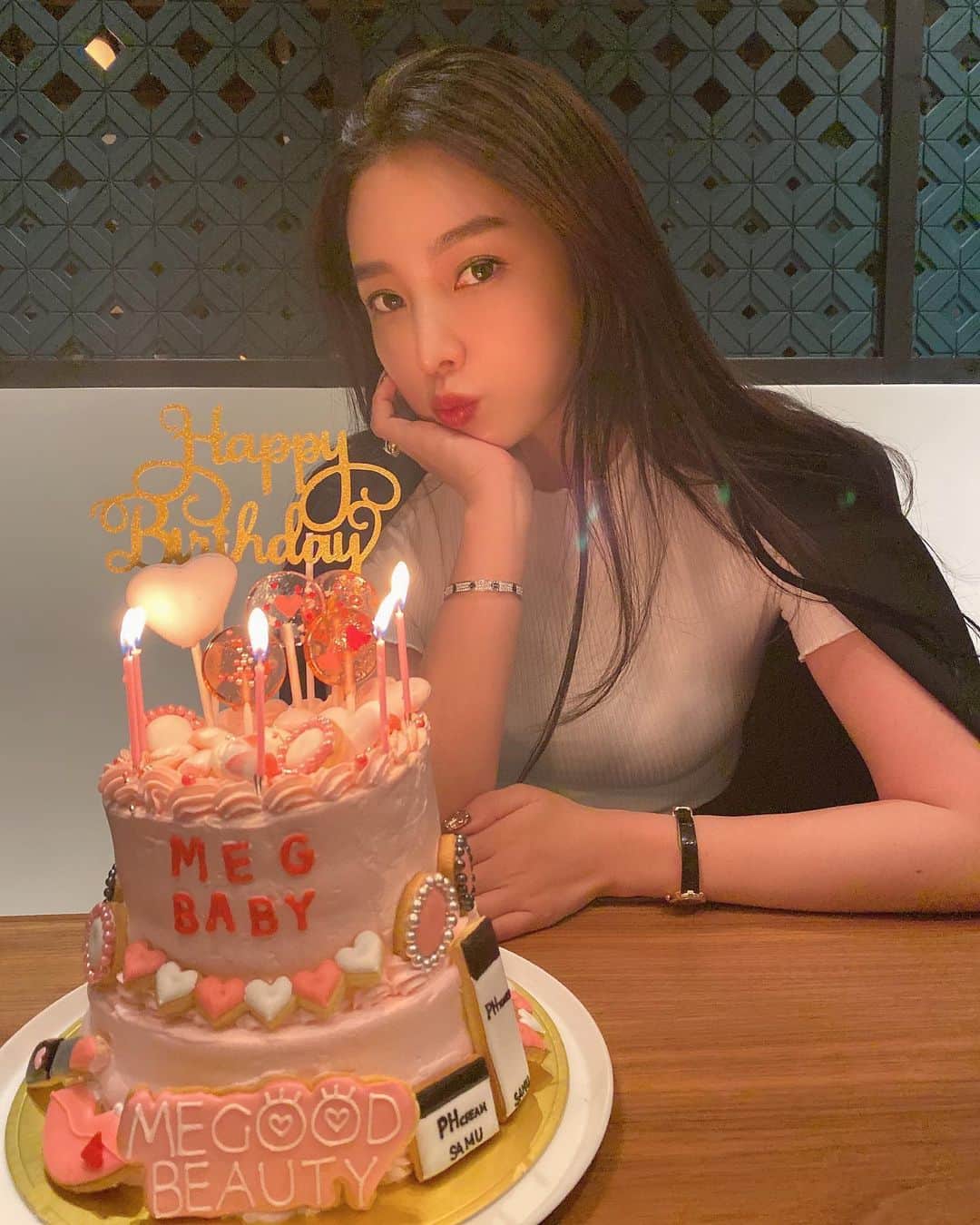 megbabyのインスタグラム：「毎年ありがとう🥺💕 友達の手作りケーキ🎂やけどしながらも作ってくれたの😭 跡が残らないようにPHクリームあげるね🥺」