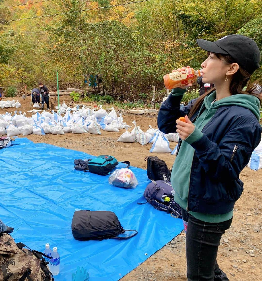 山川恵里佳さんのインスタグラム写真 - (山川恵里佳Instagram)「: : ボランティアの受付は９時。 今回は前泊が難しかったので東京から夜行バスに乗り盛岡まで。 朝６時に盛岡に着き宮古行きバスで宮古駅まで。 そこからボランティアセンターまではIATの取材カメラマンさんに送っていただきました。 ボランティアセンターに着き、説明を聞いたりラジオ体操をしたりします。 とても活気があるイイ空気感！ その後はチームごとに別れ送迎バスに乗り現場まで行きます。 作業中は疲れを感じる前に休憩時間があり、お昼休憩ではしっかり休み、色々な方との交流がありました☺️ まだ明るいうちに終えたら皆んなでボランティアセンターにバスで戻ります。 活動報告などをし解散です。 長靴やゴム手袋などは洗える場所があります。 私達は当日の夜には新幹線で東京に戻りましたが、泊まりがけで活動されている方々には本当に頭が下がります。 : ボランティア活動に行く前に必ず保険に入る事をお忘れなく！ https://www.saigaivc.com/insurance/ : 盛岡から宮古まで送迎バスが出る日もあります。Facebookでも確認できます。 : ※お写真は許可を得て撮影しております。 : : #宮古市災害ボランティアセンター#台風19号#ボランティア活動#岩手県#宮古市#iat#岩手朝日テレビ#岩手出身」11月5日 19時41分 - erika_3_official