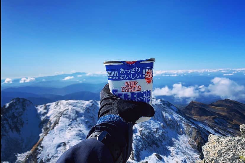 スーパーナブラのインスタグラム：「． ． 今日は快晴☀️ ． 3000mの雪山からの眺め✨ この高さから食べるラーメンは格別！ ． 下山しております🙇‍♀️ 温泉三昧してから帰宅します♨️ 帰ったら動画編集します！ 次は… 登別温泉温泉〜支笏湖の秘湯編です ． 🍜おしらせ🍜 北海道のめちゃ怖い山を登った動画を YouTubeに投稿しております YouTubeからスーパーナブラで検索か Instagramの自己紹介欄中のURLから みてもらえたらうれしいです💕 ． #登山#道東#北海道#知床#札幌 #東北#風景#海#温泉#旅館#ホテル#和食 #グルメ#露天風呂#GW#車中泊 #景色#釣り#ブラックバス#マグロ #発見#おでかけ#女子旅#ツーリング#魚 #自然#釣り#釣りガール#YouTube#旅 ． 前回に投稿したInstagramとYouTubeで いただいたコメントにご返信中のため この投稿ではコメントオフにしています🙇‍♀️」