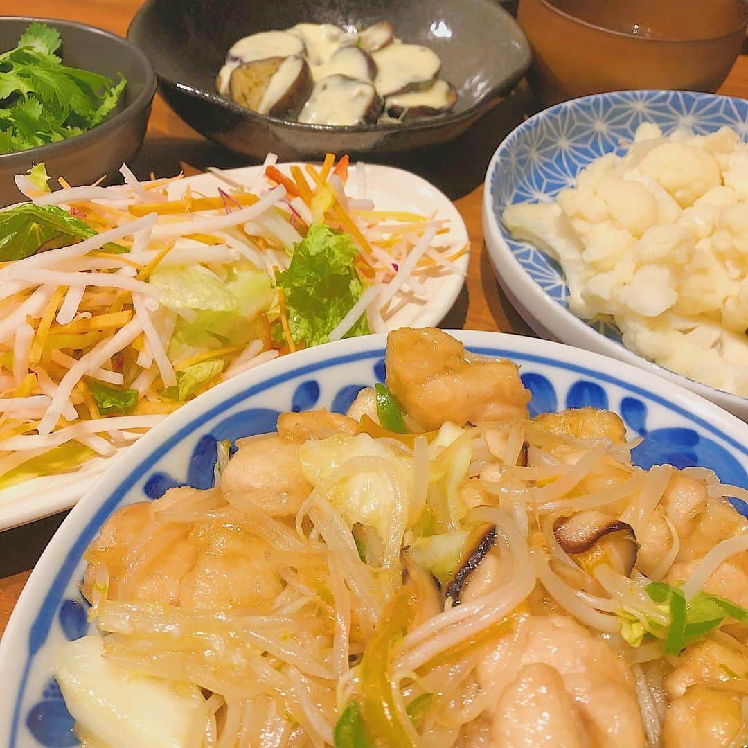 岡部玲子さんのインスタグラム写真 - (岡部玲子Instagram)「本日の晩御飯🍚 とり唐揚げの野菜あんかけと、余った茄子で大葉チーズ焼き🍆🧀、母から分けてもらったカリフラワーはさっと茹でてだし醤油とマヨネーズで☺️サラダには私だけたっぷりのパクチーを乗せて❤️ あとはお味噌汁☺️ 子供達はそれにご飯🍚‼️ 相変わらずいただき物食材多めで☺️ありがたいーっ✨  家族に何が食べたいか聞くと、とり唐揚げのあんかけか、手羽中の甘唐揚げと言われる😅 私は鶏肉よりも豚肉の方が好きなんだけど😅  #岡部玲子 #子育て #主婦 #アラフォーママ #タレント #レポーター #ジュニアアスリートフードマイスター #低糖質ご飯 #満足感 #キャスター #アナウンサー #フリーアナウンサー #女子アナ #ロカボ #mama #talent #reporter #instagood #f4f #dinner #japanesefood #healthyfood #lowcarb #smilediet #diet #happy」11月5日 19時56分 - reiko_okabe