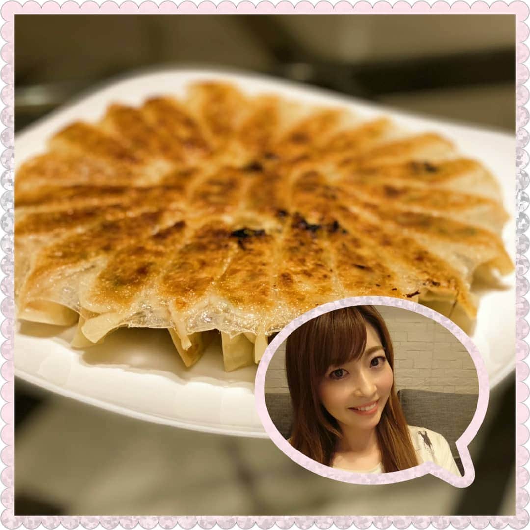 のインスタグラム：「. こんばんわ〜❣️ . 今日はピリ辛羽付き餃子を作ってみました😋 コチュジャンを入れて辛めにね✨ . 次回の課題もあるけど美味しく出来て良かったです❣️ . 難しかった点は、焼きあがってお皿にうつすときw でも、なんとかできました〜😍‼️笑 . . #お家ご飯 #晩ご飯 #羽付き餃子 #餃子 #餃子好き #手作り餃子 #コチュジャン #お疲れさま #pleasefollowme #instagood  #料理 #辛いもの好き #いいね歓迎  #料理記録 #❤️ #😋 #もくもく #食べすたぐらむ #食べる幸せ #幸せ #夕飯 #今日の晩ご飯 #お酒に合う料理 #餃子作り #gyoza」