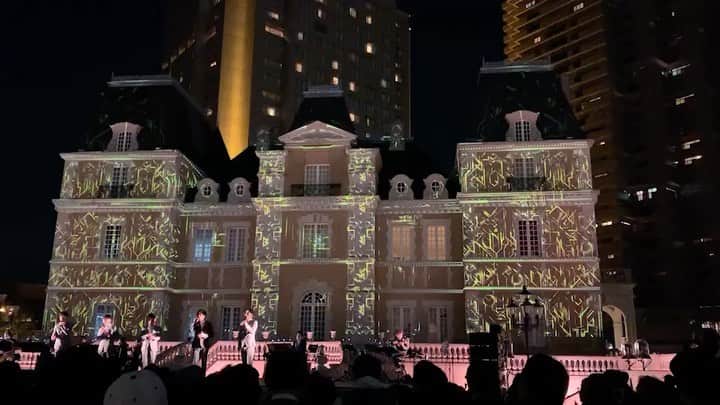 のインスタグラム：「LIVE SNOW&SNOW JAPAN 全日本スキー連盟の記念イベントに　#松任谷由実　さんにお誘いいただき、#ゴスペラーズ  で歌わせていただきました。 #joelrobuchon の壁を使ったプロジェクションマッピングがとっても綺麗だなあ。 #memory #LIVESNOW #beautiful #music #soul #rb #singer #lovelife #instaview #instamovie」