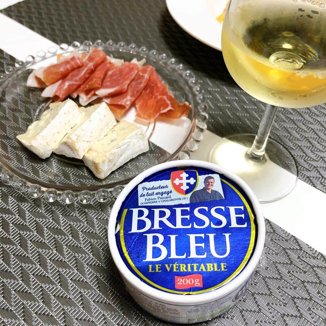 のインスタグラム：「今夜の新潟ジョシも部も 新潟市中央区本町通のチーズ専門店﻿ J&Y CHEESE SHOPからお届けします😆﻿ ﻿ 今日はチーズたっぷりのホットサンドが登場💕﻿ ねねちんと美味しく頂きます😍﻿ ﻿ 前回ご紹介したチーズが本当に美味しくって﻿ どれにしようか迷ったけど﻿ ブルードブレスをお土産に購入✨﻿ ﻿ 息子が寝たあとちょびっとワインと一緒に😍﻿ 最高です❤️﻿ ﻿ ブルーチーズはお料理にちょっと加えると﻿ 一気にお店の味に近付くそうで﻿ トマト煮込みとかに抜群に合うそうで試してみたら本当に美味しくなりました😆﻿ ﻿ また今度別のチーズも買いにいきたいな😊﻿ ﻿ 放送は﻿ 今夜23時56分から﻿ BSN新潟ジョシ部﻿ よかったらご覧ください😊﻿ ﻿ #新潟ジョシ部﻿ #bsn﻿ #チーズ専門店﻿ #J&YCHEESESHOP﻿」