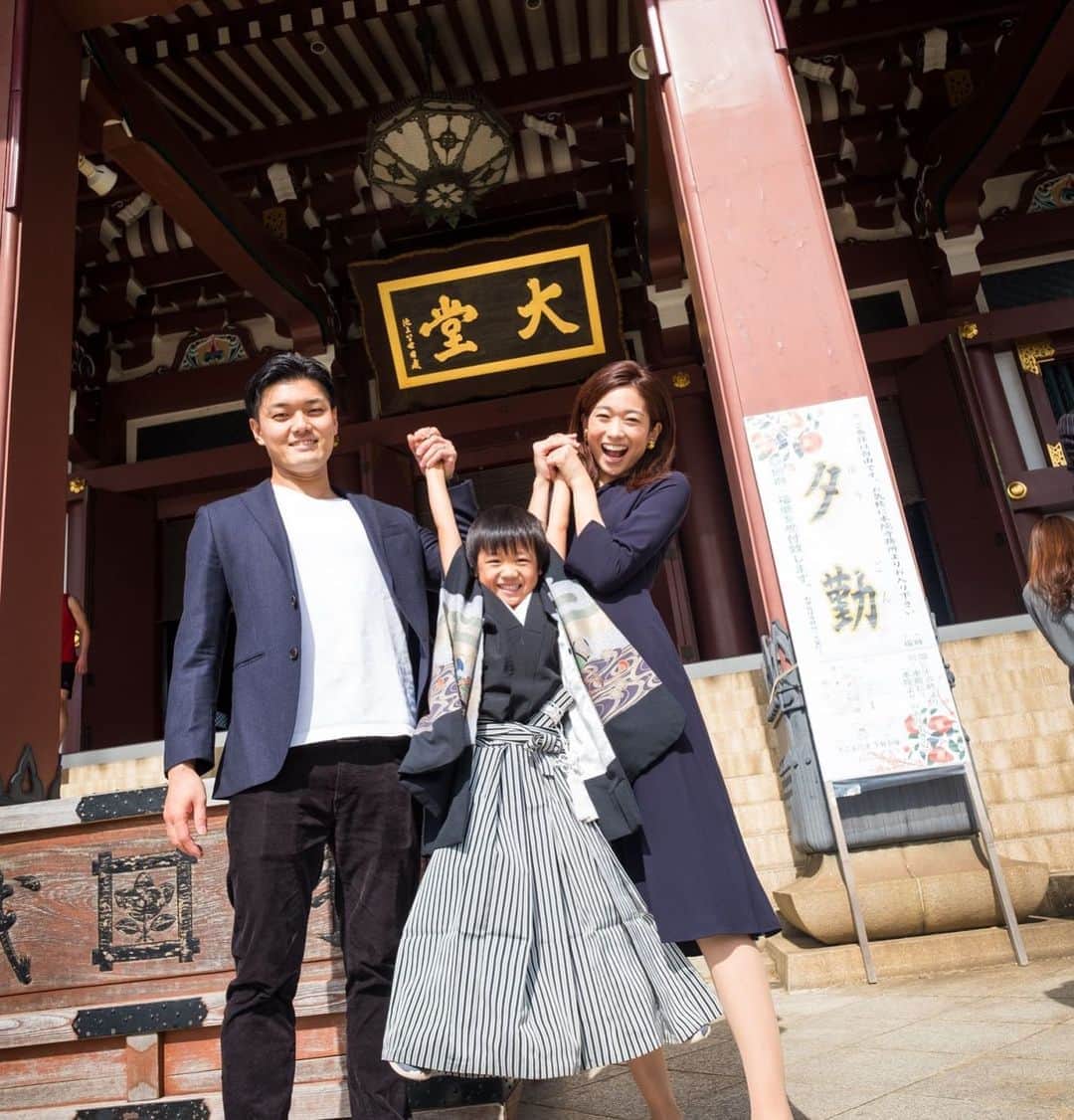 佐藤飛鳥さんのインスタグラム写真 - (佐藤飛鳥Instagram)「私は着物が着たかったけど、双子もいるし絶対無理だ。って思ってワンピースにしたけどやっぱ無理だった😂 双子の七五三詣りで是非着物に挑戦したいと思う...。 #ちなみにヒールも無理だった#逃げる双子は追いかけられない#七五三#七五三男の子」11月5日 20時05分 - s_asuka1278