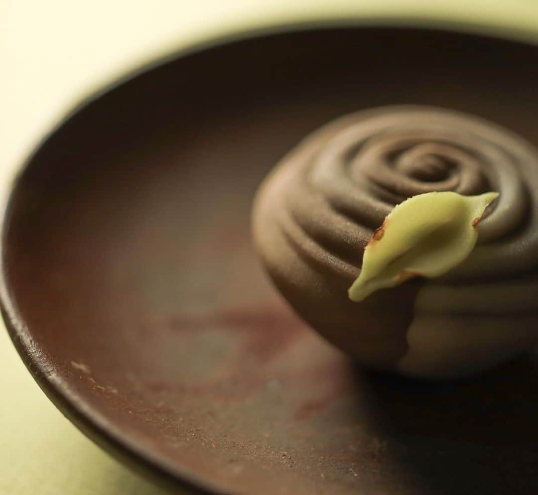 Toru Tsuchieさんのインスタグラム写真 - (Toru TsuchieInstagram)「今日の和菓子はねりきりで作った木枯です。 ねりきりとは白餡に餅や芋を混ぜて作った和菓子で 茶道 で使われる「主菓子」の一種です。 撮影 用に作成しました。  フェイスブックページのいいね！もよろしくお願いします。 https://www.facebook.com/shishisu/ Today's wagashi is cold wintry wind with Nerikiri. The Nerikiri is the material of wagashi made by mixing the rice cake and yam in white bean. Is a kind of "Jounamagashi" as used in the tea ceremony. The sweets I've made for the shooting. #福泉堂  #和菓子  #楽しい #funny #my_eos_photo #出雲  #swag #カメラ好きな人と繋がりたい  #写真好きな人と繋がりたい　 #model #life #可愛い #Japan #wagashi  #جميل #кондитер #ファインダー越しの世界 #日本 #work #撮影 #happy #Mignon  #igfood #lifestylenipponpic #photooftheday #เค้ก #sweets #торт #yummy」11月6日 6時56分 - choppe_tt