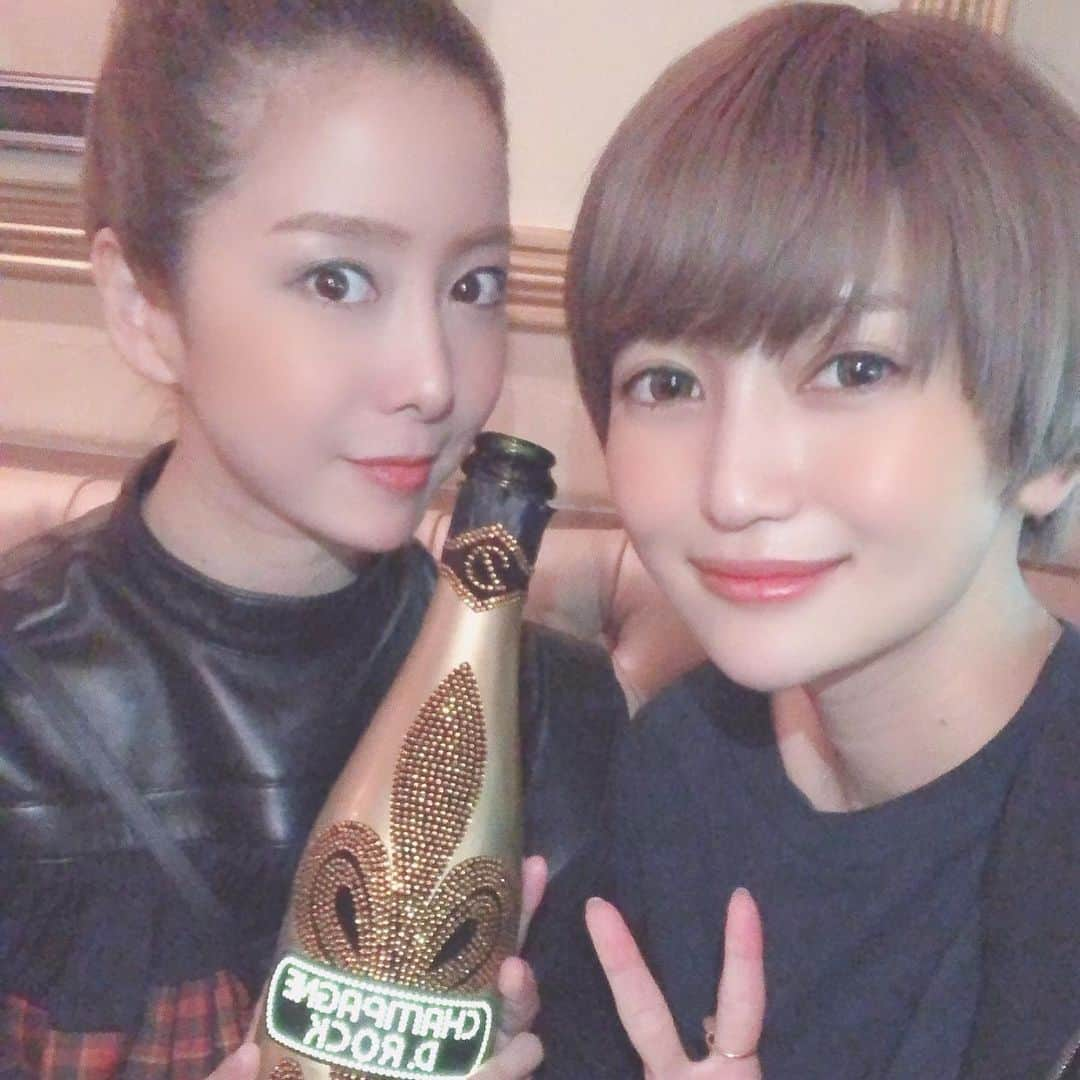 かおるやまさんのインスタグラム写真 - (かおるやまInstagram)「えりさん集(#ぼっち編) ぼっち飲みが定着しつつあるわたしですが、 今日も会いたくなって…☺️えりさんに会いに行って参りました！(2枚目) 本日はd.rockシャンパン🍾を！  えりさんに会うとシャキッてしなきゃと気が引き締まるので験担ぎのような感じで会わせて頂いてます🤔🍊 名古屋に来てからいつも親切にして頂いて、とても尊敬するキャバ嬢さんのひとりです☺️ もう少しで引退してしまうと思うと寂しい😭 ラスト4日間連続で会いに行こうと企んでます🤔 最後もすごいんだろうなぁ😭  #エンリケ#様#エンリケさん #小川えり#様#すごい人#尊敬 #錦#アールズカフェ #名古屋来てから何回か相談乗ってもらった #お世話になりすぎてる #どんどん美しくなられてる #キャバ嬢#キャバクラ#ジャンパン #1枚目の写真は6月のもの #よくよく考えると自腹サロンはエンリケ様とノア様だけ #サロン一番好き#おいしい #ずっと応援し隊」11月6日 5時49分 - kaoruyama59