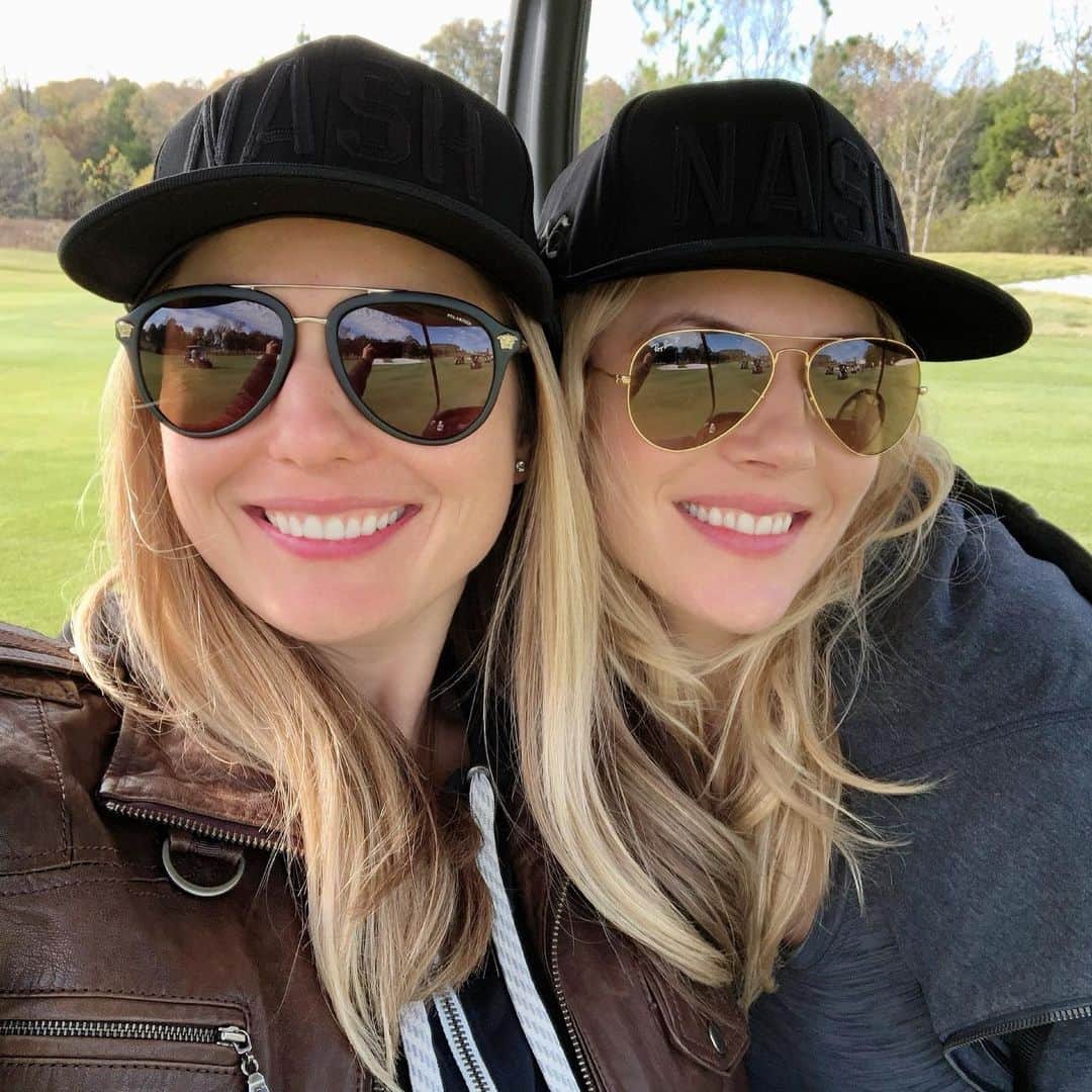 キャサリン・ウィニックのインスタグラム：「Sisters.❤️」