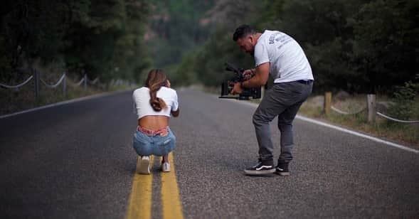 ジェイソン・モモアさんのインスタグラム写真 - (ジェイソン・モモアInstagram)「@harleydavidson x @on_the_roam behind the scenes our stories coming soon aloha j  #Repost @da_bray ・・・ ᴏɴ ᴛʜᴇ ʀᴏᴀᴍ - @harleydavidson | sʜᴏᴛ ᴏɴ @reddigitalcinema @leitzcine  I feel beyond blessed to be involved in this project & surrounded by amazing individuals. 21 days 3000 + miles across America was a mind blowing experience and somthing I will never forget. This last year for me had tons of life changing events in my personal life, One major one was when @prideofgypsies ask me to come along for the ride and shoot with @on_the_roam and @harleydavidson I feel like he has given me a once in a life time opportunity to create art and learn film making from a different perspective I will forever be greatful for everything @prideofgypsies has done for me and has Continuingly done for me. Shooting with @i.am.aurelius and learning from him and his style has been an experience in itself. During this shoot I have made so many friends for life. I love you all ! @prideofgypsies @jasonericlaciste @captainriff @maineikinimaka @love_cycles @love_cycles @betterinthewind @dormanmd @calilla #Shotonred @leicacamerausa #reddigitalcinema #harleydavidson #ontheroam」11月6日 6時16分 - prideofgypsies