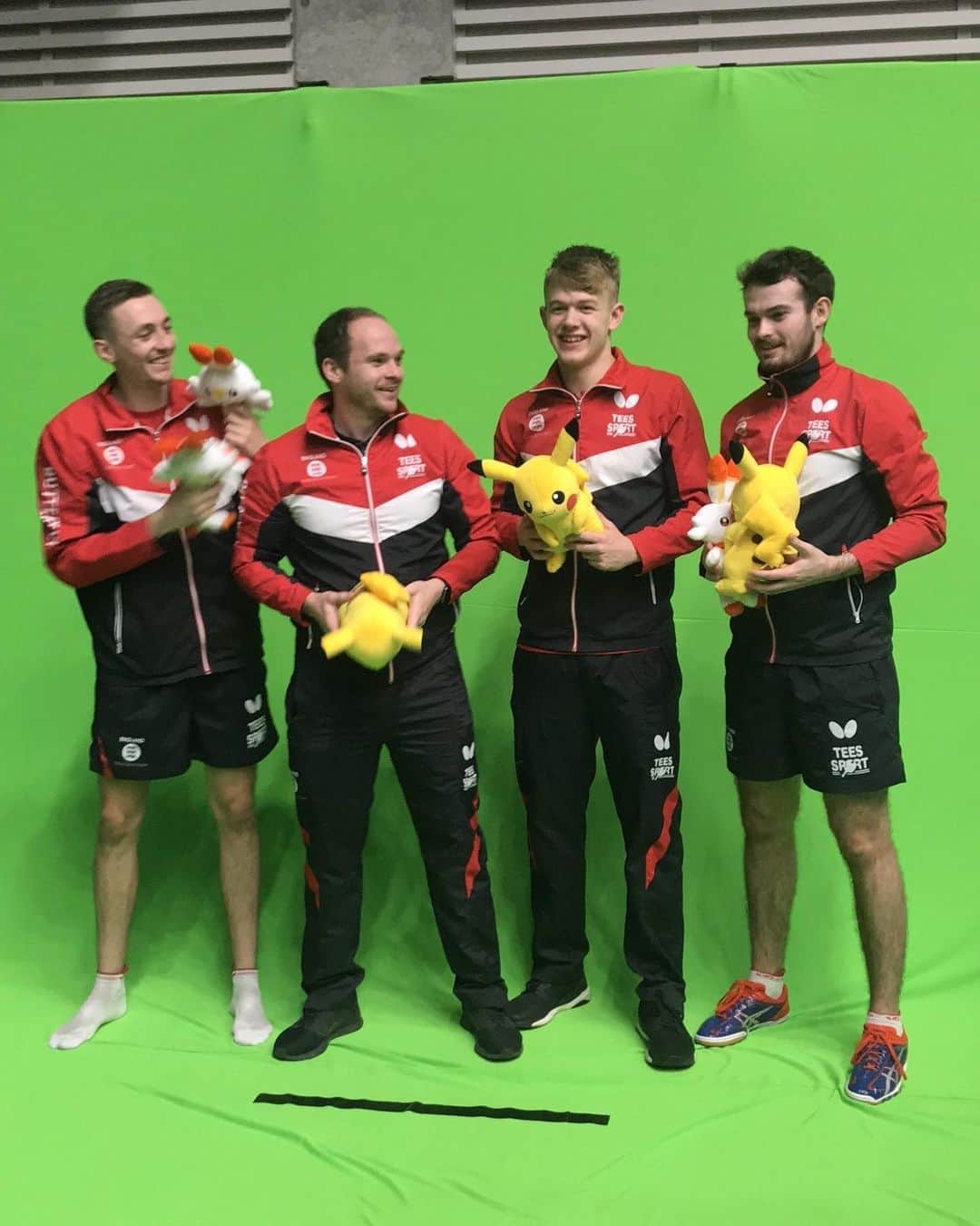 サム・ウォーカーのインスタグラム：「We’ve arrived in Tokyo ready for the biggest World Cup Japan has held this year 🤷🏻‍♂️🏓 Finished our preparations and photo shoot, today we play Japan in the first group match! 💪🏻🏴󠁧󠁢󠁥󠁮󠁧󠁿」
