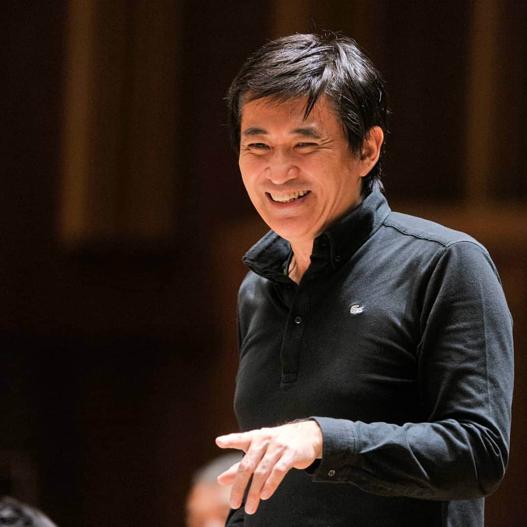 藤岡幸夫のインスタグラム：「１１/６はデビュー記念日。 英国BBCフィル定期演奏会でデビューしてから２６年目、今でも棒振りで何とかやっていられるのは、これまで携わって下さった全ての皆様のおかげと心より感謝しております。 ありがとうございます！ 「神様は何故ボクを指揮者にしてくれたのか？」 ↓  2018/11/6 「デビュー記念日で想う事」  １９９３年１１月６日に英国マンチェスターでＢＢＣフィルの定期演奏会で正式プロデビューした。  この日はチャイコフスキーの命日でオールチャイコフスキー。交響詩「地方長官」、管弦楽組曲第２番、交響曲６番「悲愴」というプログラム。会場はエルガーの交響曲１番が初演されて大成功を収めた伝統あるフリートレードホールでヨーロッパ各地にFM生放送される大きなコンサートだった。  このコンサートが凄く上手くいって、ＢＢＣフィルが新たに副指揮者というポジションをつくってくれて就任すると同時にロンドンの大手のマネジメントIMGに所属して僕のキャリアが始まった。  あれから２５年経つが順風満帆どころでは全くなくて、デビューしたての頃は良かったが、後は指揮者という仕事の難しさと闘い続けてきてると思う。  それでも今でもなんとか崖っぷちを歩きながら棒振りをやってるが、近年になり何故神様は僕を指揮者にしてくれたのだろう？とよく考えるようになった。  僕の天命は（指揮者によって天命は全く違う）、１人でも多くのクラシックファンやお客様を増やすこと、新しい音楽をどんどん紹介すると同時に新しい企画を実現して行くこと。 日本ではまだポピュラーとはいえない英国音楽を積極的に紹介してゆく事だと思ってる。  クラシック音楽は素晴らしい芸術で永遠に不滅なのは間違いないと確信しているが、その一方でクラシックファンは減り続けてオーケストラも減って行くのではないかと僕は強い危機感を持っている。  僕は新しいクラシックファンを増やすためなら何でもする。自らSNSなどで出来る限り演奏会の宣伝をするし、時にはポップスのコンサートも指揮する（ポップスがきっかけでクラシックを聴きに来てくださるようになるお客様が必ずいる）。 新しいオーケストラ作品だって必要だ。デビュー以来、英国名門CDレーヴェル・シャンドスにＢＢＣフィルと吉松隆さんの作品集を７枚リリースしたのをはじめとして、 多くの邦人作品の初演、再演、CD録音をしてきた。  近年では菅野祐悟さんの交響曲１番を関西フィル定期で初演して、補助席・立ち見まででて完売で盛り上がり来年２０１９年４月２９日の関西フィル定期では交響曲２番を初演する。  関西フィルと関西音楽界に心血を注ぐことも天命だと思ってる。 来年で２０年目のシーズンとなる関西フィルとは年間３０～４０公演を共演する濃厚な関係で、シベリウスや英国音楽を積極的に取り上げると同時に、新しい作品の紹介や裾野を拡げる演奏会にも力を入れて活動してきてる。  ２０１４年１０月に関西フィルとスタートしたＢＳテレ東の音楽番組《エンター・ザ・ミュージック》（毎週土曜２３時半～）は東京の放送局が東京以外のオーケストラを初めてレギュラーで起用した音楽番組として話題となり、放送２００回を越え現在放送５年目。名曲を取り上げる一方で、多くの作曲家達が登場して新しい作品を紹介してきたし、若い演奏家も積極的に紹介してきた。  関係者の皆様からは頑張って長寿番組にするように激励を頂いていて素直に嬉しい。  また来年の４月からは東京シティフィルの首席客演指揮者に就任する（関西フィルと兼任）のをとても楽しみにしてる。こちらでも新しいことにどんどん挑戦していきたい。  僕の師匠の渡邉暁雄先生の功績は 偉大だった。 日本フィルを創設して、テレビなどを通じて多くのクラシックファンを増やし、また素晴らしい日本人作曲家達に新作を委嘱して多くの新しい作品を発表し続けた。  その一方で日本フィルと世界で初のシベリウス交響曲全集を録音したり、日本フィルに当時では夢のような世界的スーパースターの指揮者を招き続けて音楽界を盛り上げた。  僕は暁雄先生の最初で最後の内弟子（毎日先生のお宅で勉強の他に運転手や鞄持ち他をする）として可愛がって頂いたが、僕のやってる事なんて暁雄先生の足下にも遠く及ばない。ただ暁雄先生が僕に残して下さった言葉 「サッチーノ（僕のこと）はさ、デビューしたら新しい事をやりそうで楽しみなんだ。他人と同じ事をしてたらクラシック界は廃れるよ…」 この暁雄先生の言葉を大切に、  そしてこの２５年間多くの方々に支えて頂いてやってこれたが、これからも音楽をできることへの感謝の気持ちをいつも忘れずに、これからも指揮者として更に精進してまいります。  長い長い、長過ぎる文章読んでくださりありがとうございました。  これからもどうぞよろしくお願いいたします！ 　藤岡幸夫」