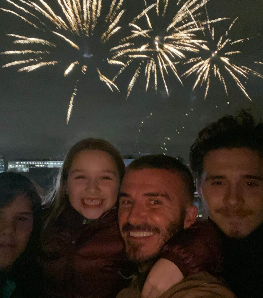 デビッド・ベッカムさんのインスタグラム写真 - (デビッド・ベッカムInstagram)「Fun night of fireworks .. We miss you RoRo @romeobeckham & mummy @victoriabeckham 🧨」11月6日 6時33分 - davidbeckham