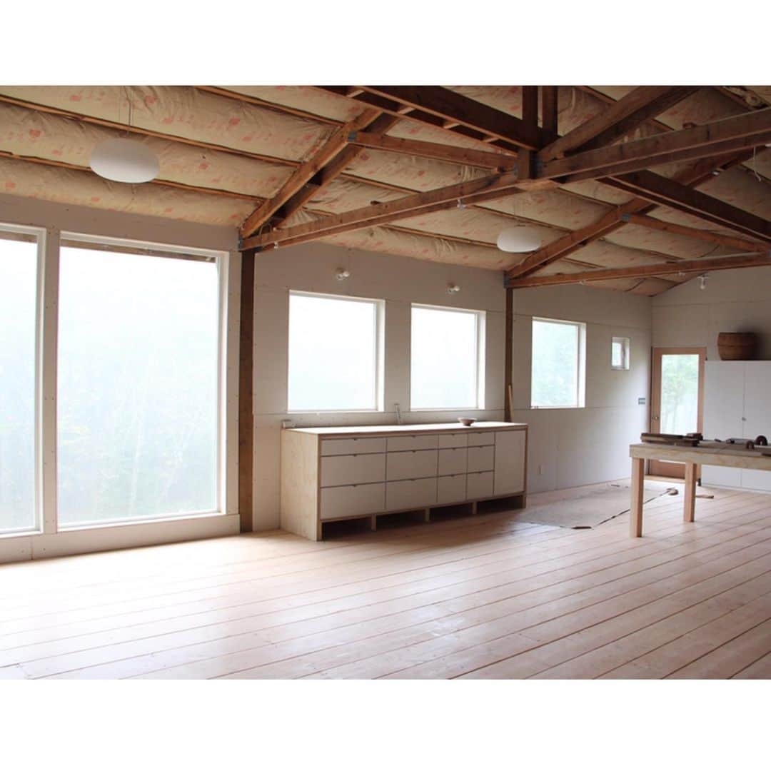 Ariele Alaskoのインスタグラム：「the foggiest of days in the half-finished but functioning barn studio 😌」