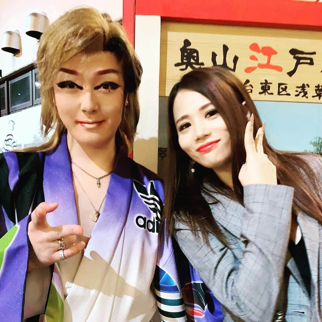 鈴木涼美さんのインスタグラム写真 - (鈴木涼美Instagram)「大衆演劇に派手な二人で乗り込んだよ。 #japanesegirls #浅草 #木馬館 #大衆演劇 #劇団美松」11月5日 21時51分 - suzumisuzuki