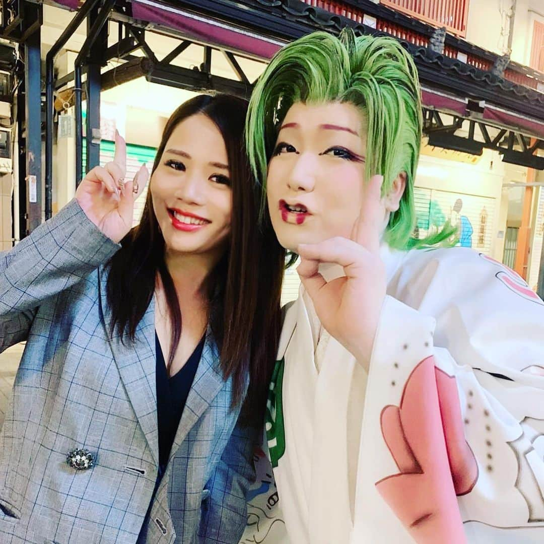 鈴木涼美さんのインスタグラム写真 - (鈴木涼美Instagram)「大衆演劇に派手な二人で乗り込んだよ。 #japanesegirls #浅草 #木馬館 #大衆演劇 #劇団美松」11月5日 21時51分 - suzumisuzuki