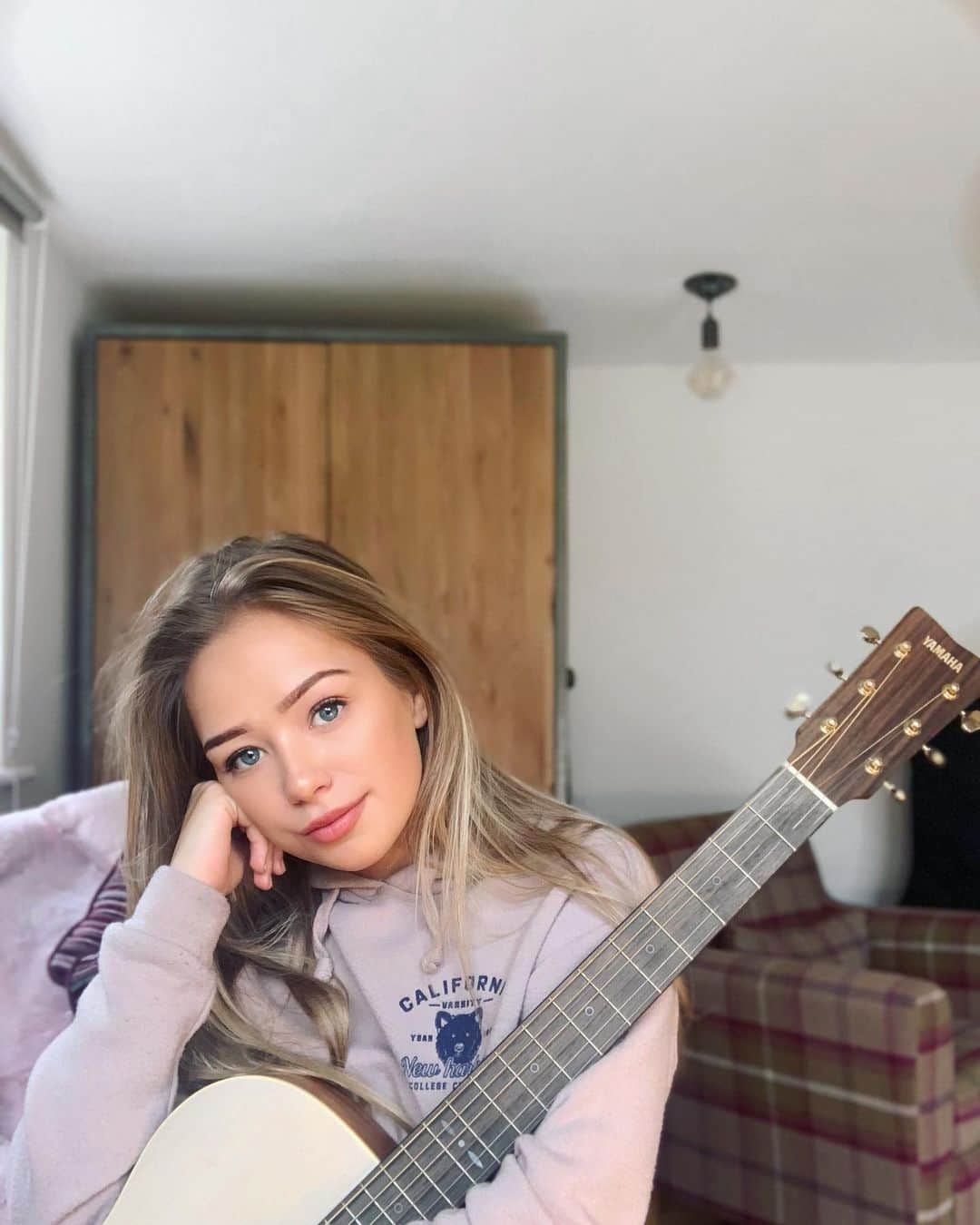 コニー・タルボットのインスタグラム：「Wouldn’t it be nice to have a jam round a bonfire tonight?🕺🏼 Thank you @yamaha_guitars for my beautiful grey guitar. I love playing it, definitely reignited my love for playing guitar again 🔥thank you ❤️ And happy bonfire night🎆🎇」