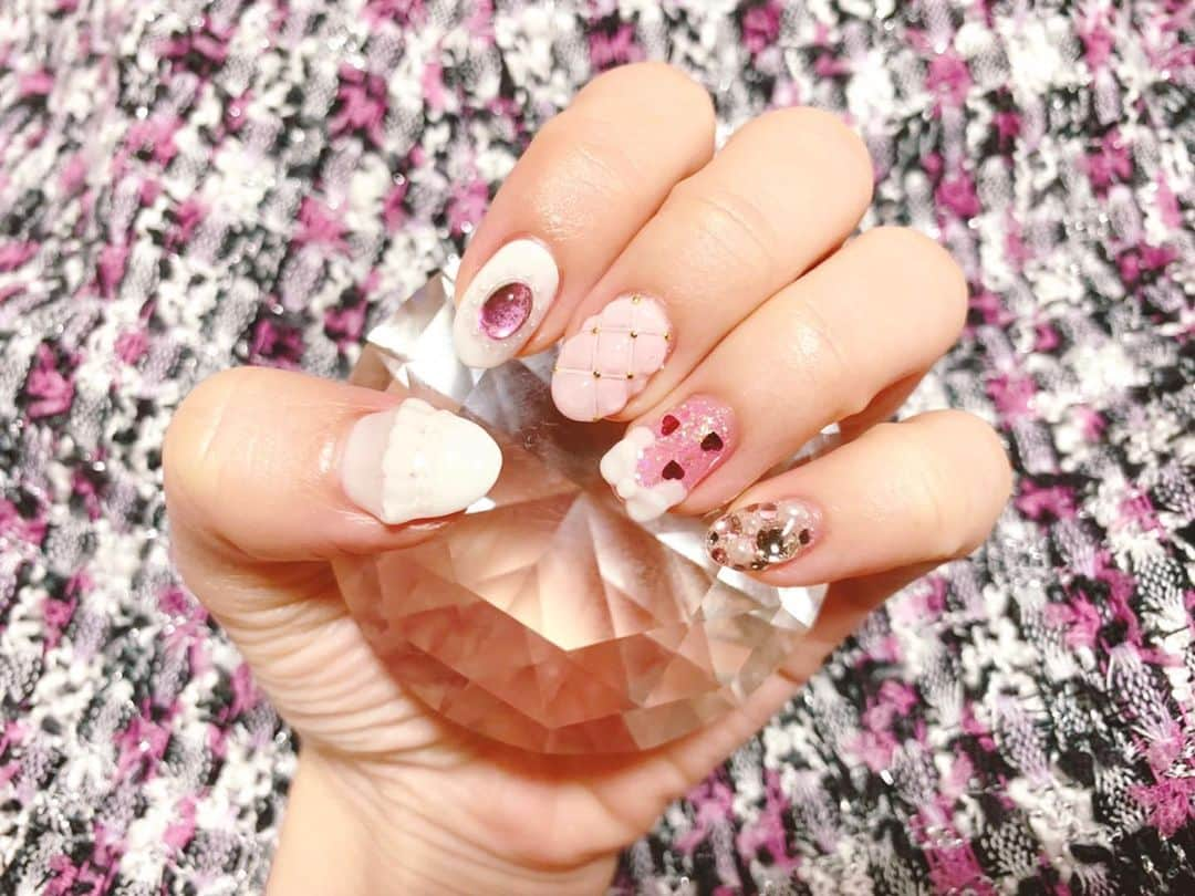 小島まゆみさんのインスタグラム写真 - (小島まゆみInstagram)「. . new nail 💅💞 . . 親指は#レースネイル を、中指は#キルティングネイル 、薬指はリボン付けてもらいました🎀 . ピンクベースで、わたしの好きを詰め込みネイル！ . #nailart #nailistagram #naildesign  #nailfie #nailsart  #nails  #3Dnail」11月5日 22時06分 - kojima_mayumi_