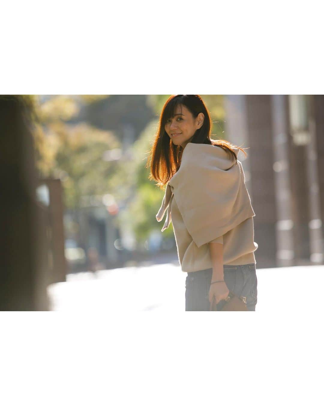 田中幸恵のインスタグラム：「_____ . 11月になり、急にひんやり秋めいてようやく着れるようになった @sealbank ✖︎ @ozoc_c4  のドッキングニット。  わたしはベージュ 娘は黒を🖤 着るだけでなんて事ないデニムコーデも簡単にこなれちゃうから、セアちゃんさすが👏 . 親子で仲良くシェアしていっぱい着るわね🖤 . . #upperhights  #ozoc_c4  #repetto  #zanellato #レペット　#アッパーハイツ　#デニムコーデ　#ootd #outfit」