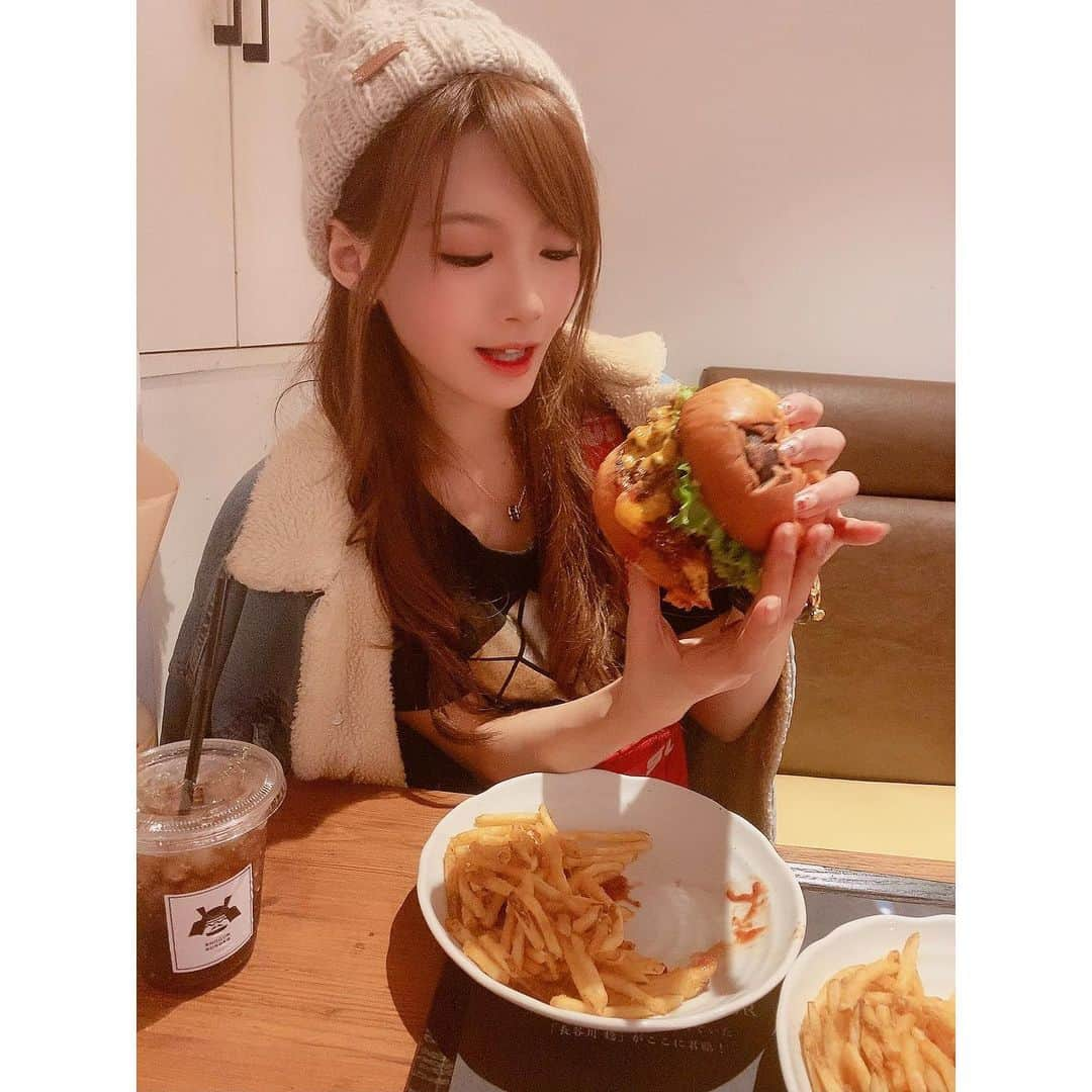 相沢みなみさんのインスタグラム写真 - (相沢みなみInstagram)「肉食女子してまする🍔💕 . #相沢みなみ」11月5日 22時24分 - epoint2016