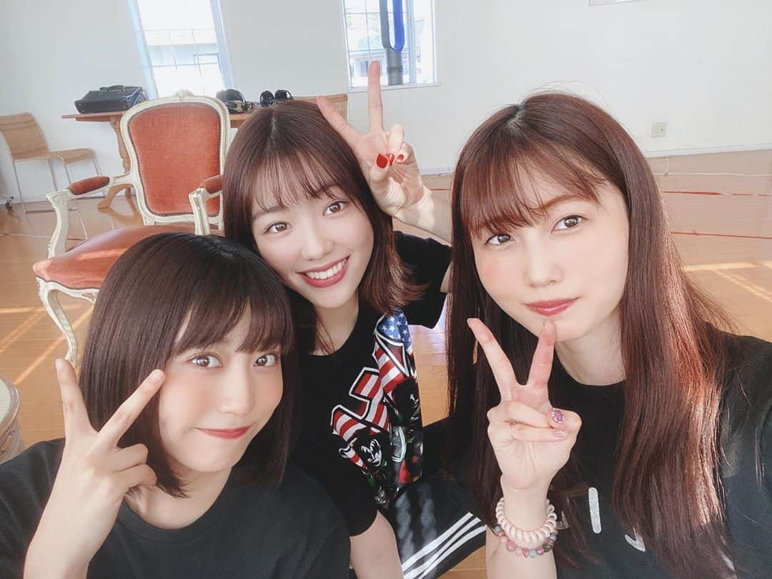 中村里帆さんのインスタグラム写真 - (中村里帆Instagram)「ご無沙汰しております。 最近は『裏からgood schoolへ』の稽古をしております。 キャラが濃い方ばかりなので、どうしたらいいものか...と頭を抱えながら日々過ごしております。 そして今、本番まであと2週間という事に気づき、ヒョエー！！となっております。 はい！笑　　気を引き締め直して後半戦も頑張ります！！ チケット、まだまだ販売しているので是非観に来て下さいね〜！ 写真は乃愛と璃凛子さんと！ 稽古後にがっつりもつ煮定食を食べながら女子トークを繰り広げてきました。楽しかった☺︎」11月5日 22時17分 - __rihostagram__