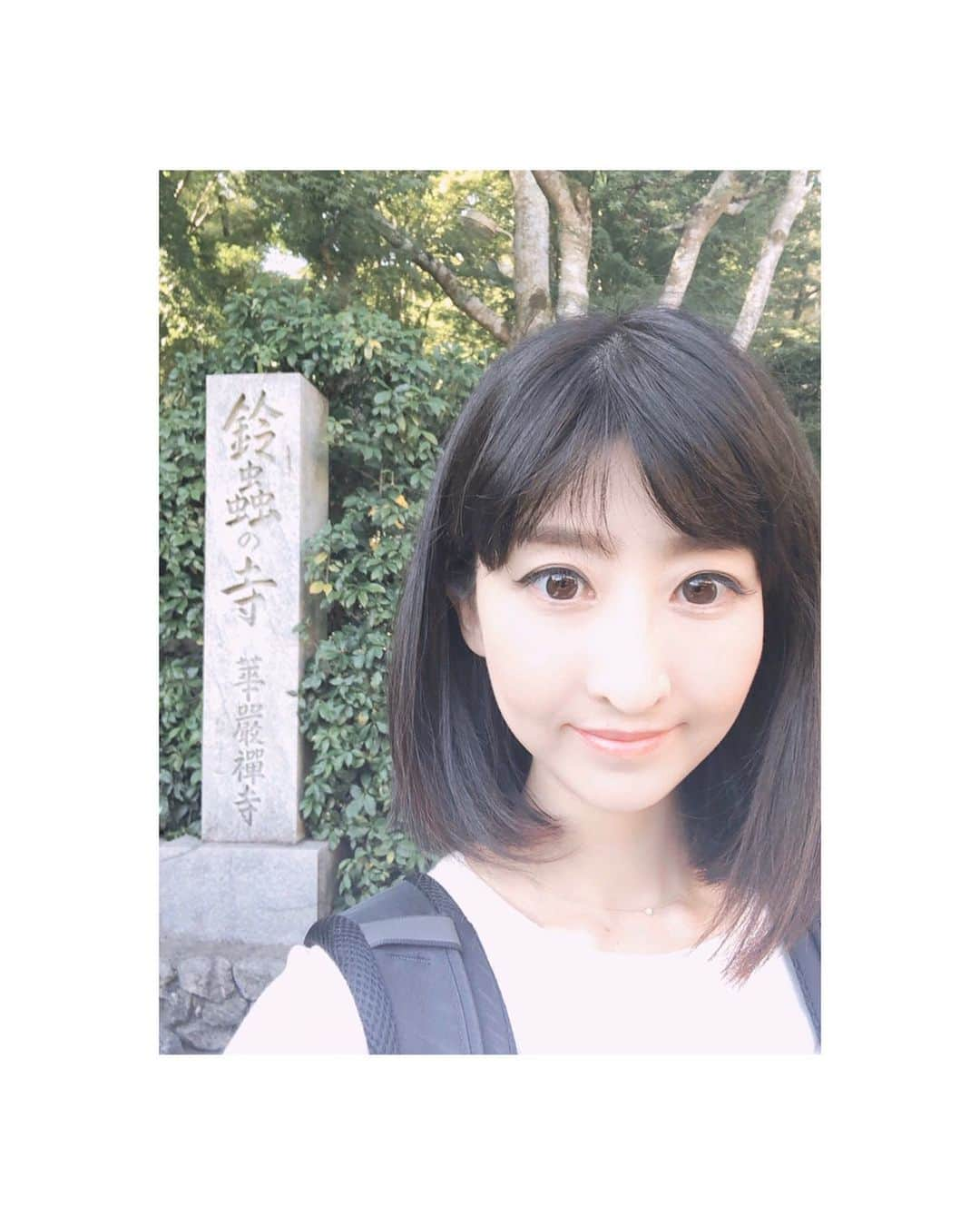 土屋香織さんのインスタグラム写真 - (土屋香織Instagram)「𖠁. 鈴虫寺-華厳寺 . ずーっとずーっと行ってみたかった鈴虫寺へ。 京都からもバスで1時間かかるみたいだから ちょっと行くの悩みましたが 鈴虫寺一本勝負。 嵐山から歩いてみました◡̈ . 去年の春に見た桜の景色の嵐山は🌸 色づき始めた紅葉の景色に🍁 . 嵯峨嵐山駅から3.5kmくらい歩いてようやく到着！ 階段に行列ができていたので システムがよくわからないまま とりあえず30分くらい並びました。 しばらくするとたくさんの人が降りてきて列が進み... お堂の中へ案内されると 綺麗な鈴虫の鳴き声が✨本当すごい！ しかも1年中育ててるってすごい！ 後で和尚さんからも言われましたが あまりに綺麗に大きく聴こえるものだから 録音かと思った人です🙋🏻‍♀️笑 お茶とお菓子をいただきながら 和尚さんのお話を聞きました。 もうね、遥々来て本当によかったと心から思いました。 お話が面白くって笑いっぱなし😂 ありがたいお話。色々考えること。 感動して涙が滲みました。 . こうしてここへ来れたこと 私のために時間を作ってくれる大切な人たち 感謝の気持ちでいっぱいです。 いつも本当にありがとう◡̈ . またここに ぜひお話を聴きに来たいな。 . お菓子の中に混じった黒いのは なんだろうと思いながら食べてたら それもまた和尚さんのツッコミがあり爆笑😂 . お話が終わったら お庭を一周して 草鞋を履いたお地蔵さんにお願いごと伝えて😌🙏🏻 娘の分もお守り買って帰りました。 . 素晴らしい時間が過ごせました⸜(๑⃙⃘'ᵕ'๑⃙⃘)⸝⋆︎* . 道中にあった 月読神社と松尾大社にもお参りして 次の場所へ✩︎⡱ . . . #そうだ京都行こう #鈴虫寺 #華厳寺 #嵐山 #渡月橋 #天龍寺 #月読神社 #松尾大社 #instalifestyle #retrip_kyoto #retrip_京都 #カメラ好きな人と繋がりたい #写真好きな人と繋がりたい #genic_japan #カメラ女子 #オリンパス倶楽部 #タビジョ #genic_pt #おでかけロカリ #webstapic #japan_of_insta #jp_gallery #far_eastphotography  #ig_japan #4yuuu #4meee #joytb #otonatabi_japan #jtbで旅したい #御朱印」11月5日 22時33分 - kaorintsuchiya