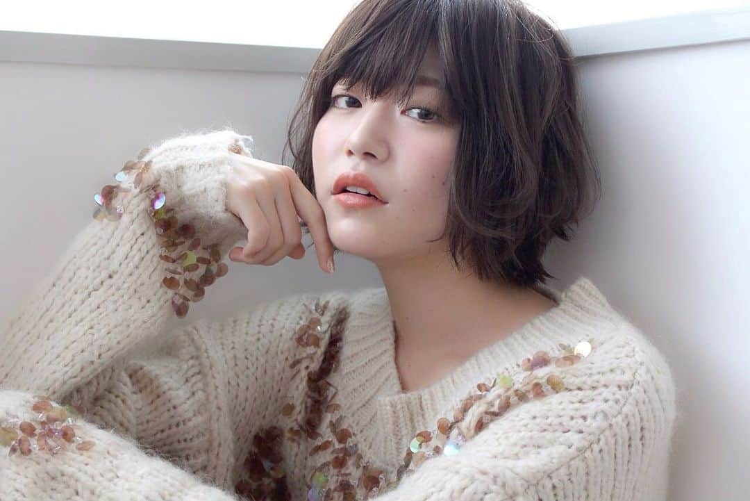かれんのインスタグラム：「. ベージュ系でちょっとグレーが入ったカラーにしていただきました✨ 黄色っぽくなりにくいみたいです！今は染めて10日くらい経つけど、まだちゃんとベージュです！！すごい😳 気になった方はぜひ @biji_hair_spa さんへ行ってみてください❤︎ . . #サロンモデル #サロモ #関西サロモ #大阪サロモ #ショートボブ #ショートヘア #ショートモデル #ベージュカラー #ヘアカラー #ヘアカラートレンド #ヘアサロン #大阪サロン」