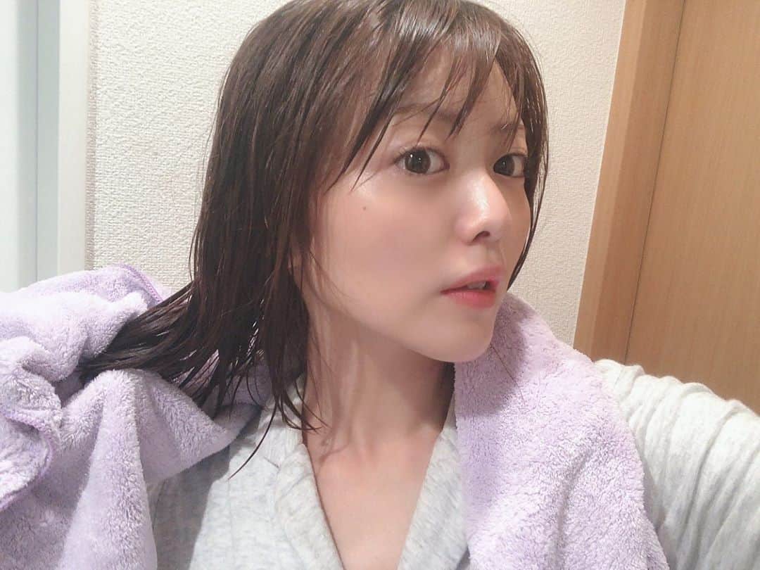 比良祐里のインスタグラム：「おすすめの美容品紹介💄 . ほぼ毎月カラーするし、コテも毎日使うから髪の毛のパサつきと広がりは避けられないなーって悩んでたんだけど😫😫 オススメしてもらって使いだした4reprimeのシャンプー＆トリートメントがめちゃくちゃ良かったので紹介します💓 ケラチンで洗い、ケラチンを補うというシャンプーはノンシリコンなのに泡立ちが良い。 その泡で髪の毛を揉み込むともっと補修効果が上がるらしいのでそうやって使ってるよ✨ 洗い流した瞬間から髪のパサつきが抑えられたの感じられるくらい！！ トリートメントまで付けて流すとしっとりサラサラな髪の毛になります🥺💓 . 今使って1週間くらいで自分でも髪の調子の良さ感じてたんだけど、びっくりなのが今日美容院で美容師さんに｢髪の毛めちゃくちゃサラサラですね！傷んでない😳｣って言われたの🥺 これずっと使い続けたら最強なんじゃ😭💓 . しかも香りがね、フルーティーフローラルバニラの香りらしいのだけどこれが最強にいい匂い。いい女になった気になれます💓 やっぱり香りも大切だよね😛💓 . 楽天市場とBASEで販売されてるそうなので効果実感できるもの探してる方は是非( *´꒳`* )✨ .  #4reprime #フォーリプライム #おすすめ」