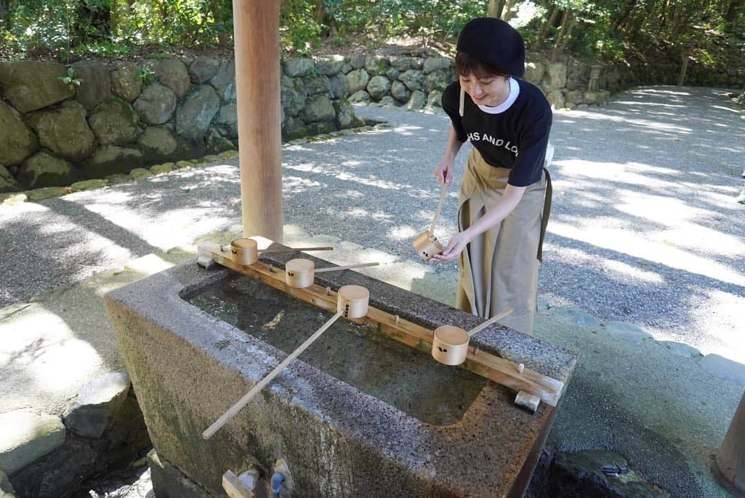 izu（出岡美咲）さんのインスタグラム写真 - (izu（出岡美咲）Instagram)「まだ載せられてなかった、三重帰省birthday tripのお話を。﻿ 伊勢神宮は実家に帰って時間がある時はよく行くんですが﻿ 伊勢神宮別宮の【つきよみさん】こと﻿ 月讀宮と　倭姫宮が同じくらい好きです。﻿ 何と言うか　空気がスパッと　清々しい感覚。﻿ 邪念の無い空間と言いますか。﻿ 伊勢神宮に行かれる方は、是非別宮も回ってみて下さい。﻿ ﻿バシッと波長の合う場所が人それぞれ　あると思います。  あと地元の椿大神社も好きです。今月また帰るから、今回は椿さんにも行きたいなぁって思ってるところ。﻿ ﻿ (突然の三重PR。笑)﻿ ﻿ ﻿ #三重旅　#三重県　#birthdaytrip #月読宮　#倭姫宮　﻿#伊勢神宮　#お伊勢参り #パワースポット　#パワースポット巡り」11月5日 22時35分 - izu_stagram