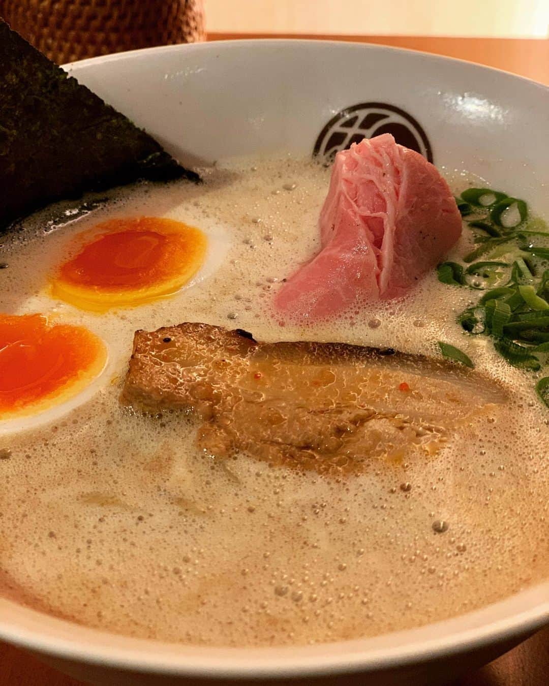 河田直也さんのインスタグラム写真 - (河田直也Instagram)「新横浜ラーメン博物館の「無垢ツヴァイテ」は日本人オーナーがドイツ・フランクフルトで開業したラーメン屋さん。クリーミーな豚骨スープ、麺はパスタ用の粉も使ってるそうで今まで食べたことのないようなモッチリとした食感でした。また是非食べたくなる美味しいラーメンでしたが、博物館に入るのに入場料とられるのはちょっとなぁ〜（でも館内は昭和レトロな街並みがつくられていて面白かったですよ） #無垢ツヴァイテ #新横浜ラーメン博物館 #濃厚豚骨」11月5日 22時36分 - kawatanaoya0423