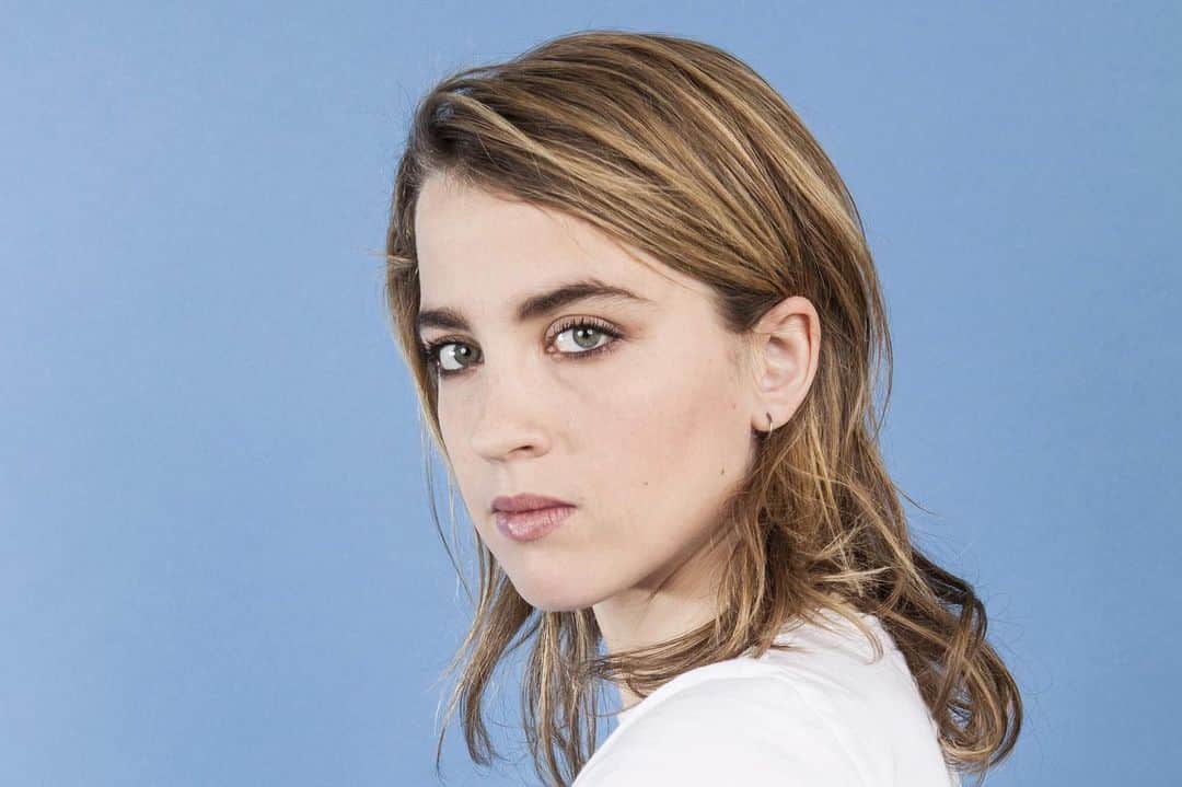 アリス・アイザズのインスタグラム：「Adèle, « Merci Adele.  Merci d’avoir pris la parole sur un sujet si tabou encore aujourd’hui, en 2019. Merci d’avoir trouvé le courage de parler et de partager avec nous des douleurs intimes qui doivent, pour que les choses bougent et que l’impunité cesse, être dites. C’est grâce aux femmes comme toi que d’autres trouveront la force de ne pas étouffer leur souffrance, c’est grâce aux femmes comme toi que d’autres petites filles seront davantage protégées des prédateurs qui évoluent naturellement dans une société encore beaucoup trop hypocrite. Il y a des sujets qui fâchent et que beaucoup préfèreraient laisser secrets, parce que ça fait écho à la part la plus sombre de l’Homme, parce que ça parle de quelque chose qu’on ne veut pas voir exister. Pourtant la violence et les abus sont partout autour de nous. Souvent très près, souvent chez des gens que tout le monde admire. Parler c’est être au cœur de la tempête mais parler c’est aussi briser les tabous et bousculer cette société emmurée dans le déni. La route est encore longue mais grâce à toi Adèle un bon bout de chemin vient d’être fait. Alors, merci. » @laura_isaaz #adelehaenel」