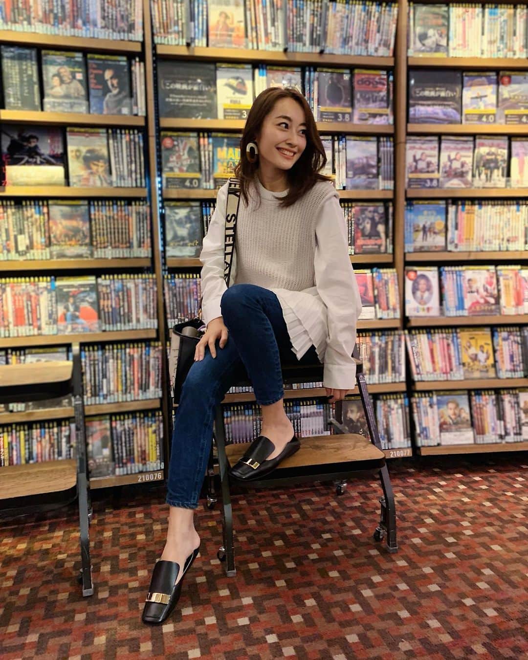 小祝麻里亜のインスタグラム：「年内最後の三連休🥰　最近三連休ばっかりだなぁと思ってたけど、年内最後だったらしいです。 ． ． お家でゆっくり過ごせる日は動画配信サービスで映画やドラマを見ますが、久しぶりにレンタルショップに行ったら、配信されてない素敵な作品も沢山あって、楽しかったです😍😍❣️ ． ． ． ＿＿＿＿＿＿＿ #outfit #coordinate #look #instafashion #셀스타그램 #얼스타그램 #코디 #스타일링 #데일리 #데일리룩 #오오티디  #きょコ #コーデ #レンタル」