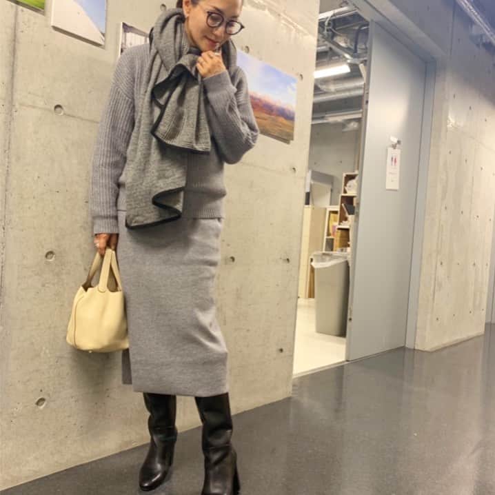 亀恭子のインスタグラム：「ニットのセットアップ。 しかもグレー。 . . . 個人的にとても落ち着く組み合わせです。 . . ちなみになんとも肌触りが良くて、 優秀なニット❤︎ . . today's… #fashion #ootd #kkstyle #tokyo #kamescloset #knit &#skirt #epocatheshop #stole #madisonblue #bag &#shoes #hermes #autumn」