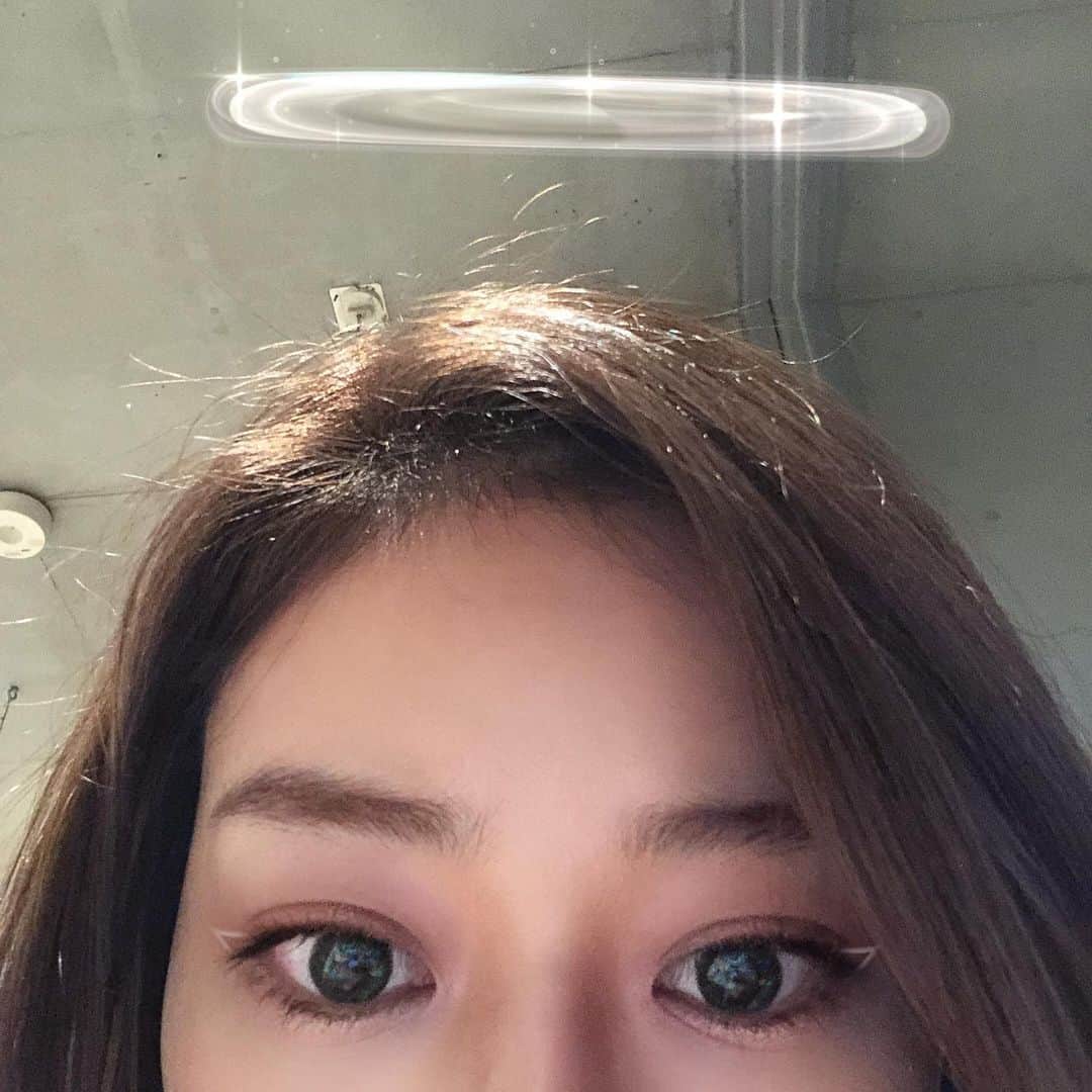 のインスタグラム：「この間のロケで全身筋肉痛に… 早く治りたいから湯船長く浸かる🛁 #GN 🌙🌙 很冷很冷 我回家😈👼🏼✏️」