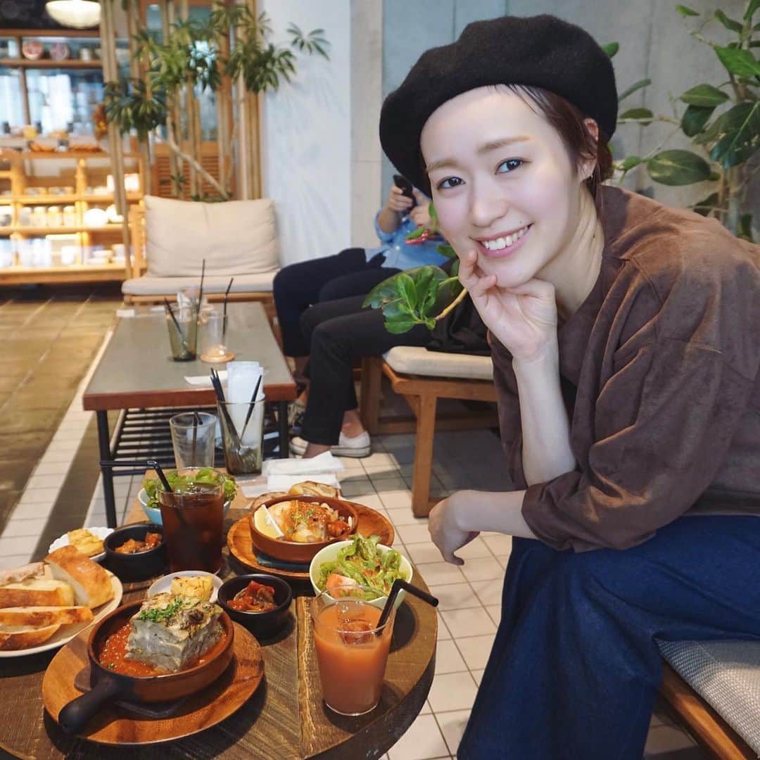 のインスタグラム：「休日はパン屋さんのカフェでランチ。﻿ ﻿ おチビはベビーカーにじっとしている子ではないのでお膝の上(で暴れてる笑)👶🏻﻿ 生後7ヶ月を迎える前にはつかまり立ち、伝え歩きしていて定期検診で先生に驚かれた👨🏻‍⚕️✨﻿ ﻿ ﻿ ﻿ #赤ちゃん#赤ちゃんのいる生活#育児#子育て#ワンオペ育児#大人カジュアル#カジュアルコーデ#シンプルコーデ#デニムコーデ#ベレー帽コーデ#アラサーコーデ#30代ファッション#秋コーデ#ママコーデ#ユニクロコーデ#丁寧な暮らし#カフェ#カフェ巡り#パン屋さん#パン屋カフェ」