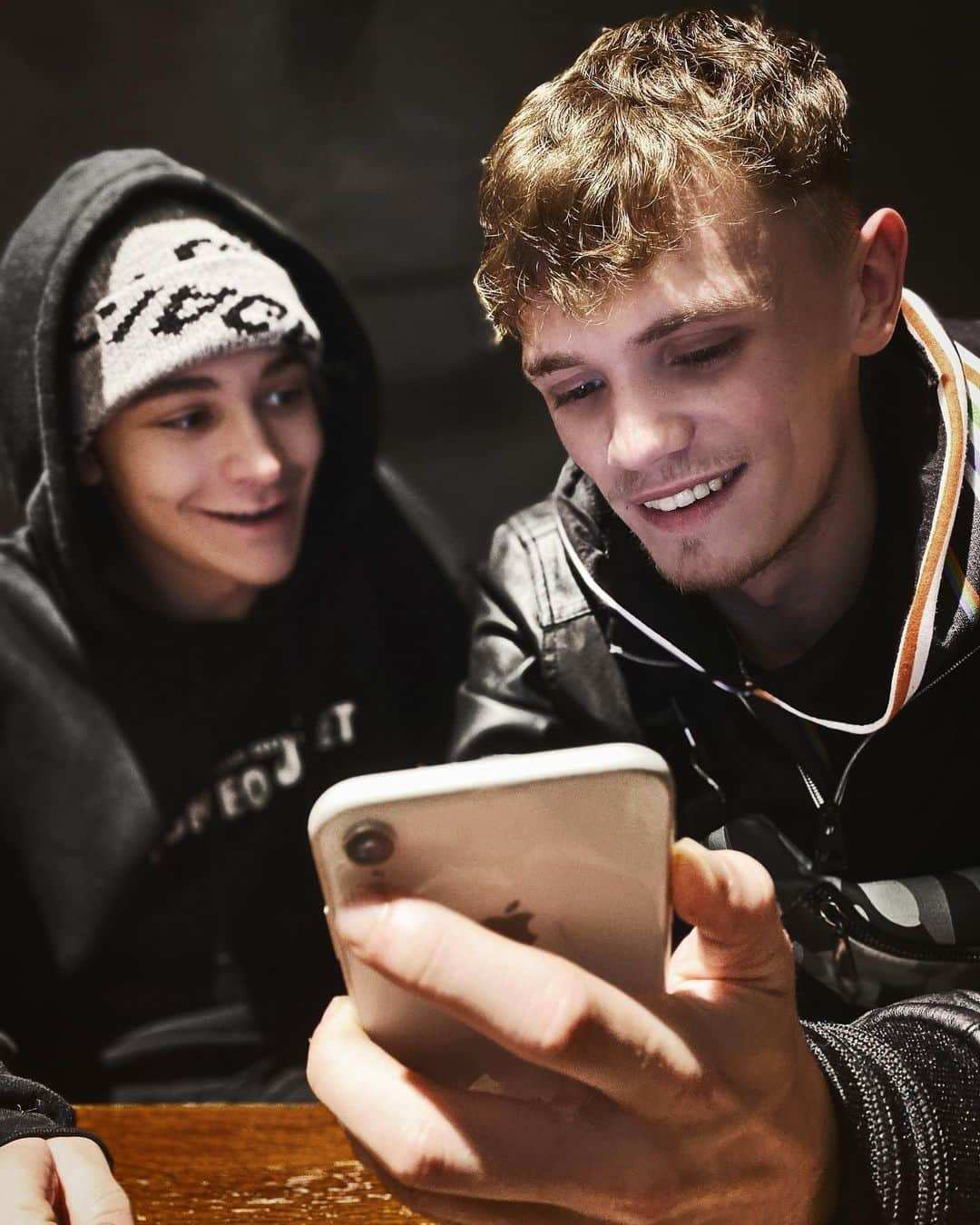 Bars and Melodyさんのインスタグラム写真 - (Bars and MelodyInstagram)「Giving Leo my BBM PIN」11月5日 22時49分 - barsandmelody