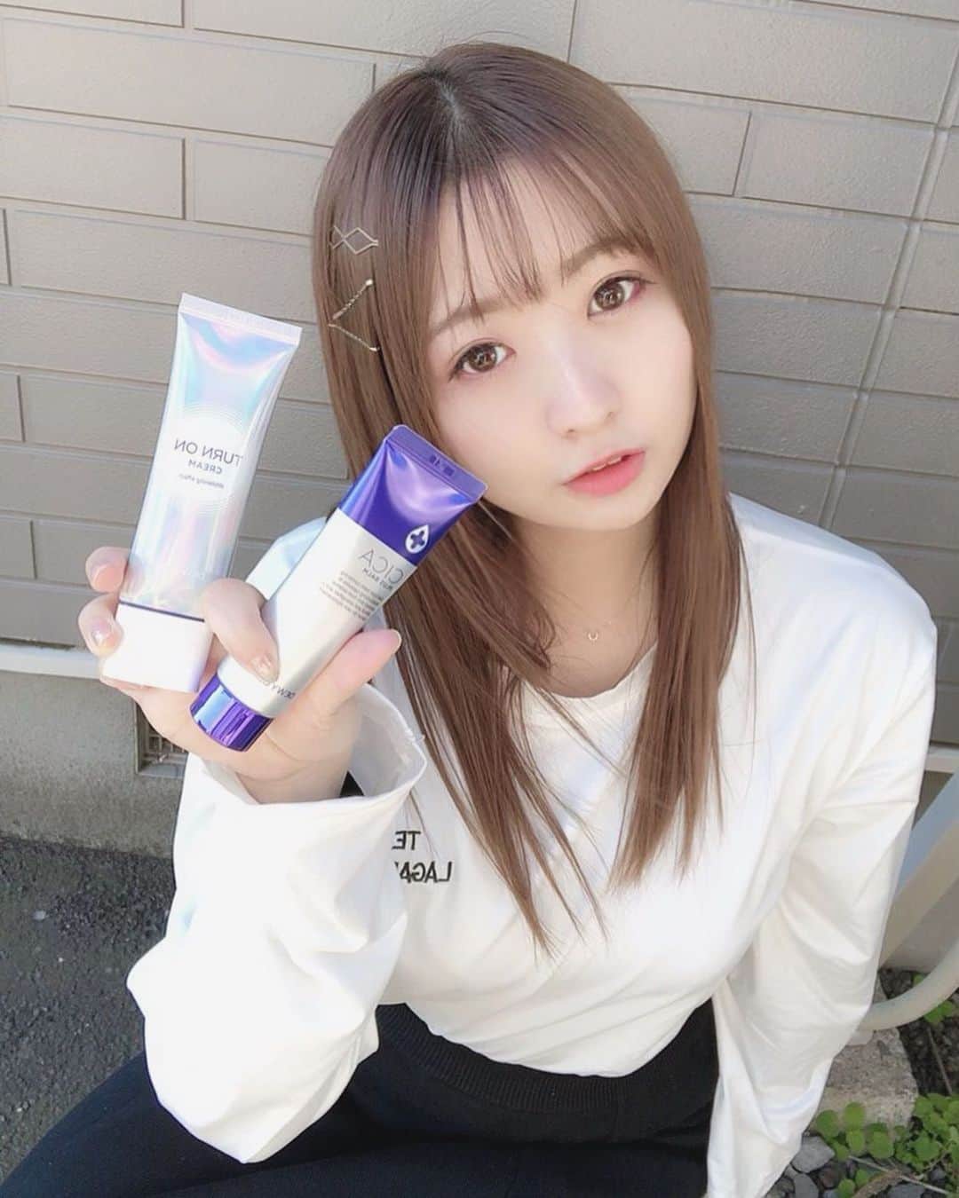 新矢皐月さんのインスタグラム写真 - (新矢皐月Instagram)「肌再生クリームレポ﻿ ﻿ ﻿ デュイセルさんのこちら二点も手に入れてまして﻿ ﻿ ﻿ ⭐️シカクリーム（肌再生クリーム）﻿ 肌再生って言葉にすごく惹かれる！笑﻿ クリームの中にツブツブが入ってて﻿ その正体は高栄養ビタミンC誘導体を含んだカプセルらしい💊﻿ 塗っているうちに知らず間に溶けていったよ！﻿ 塗った後はベタつかないのにもちもちでしっかり保湿って感じで、﻿ 暖房つけた部屋で一晩寝て起きてもまだもちもちつるつるしてたの！﻿ ﻿ ⭐️トーンオンクリーム﻿ これ塗ったら白くなった！！﻿ 3Dトーンアップパウダーが配合されてるみたいで、さらに肌の凸凹もすべすべにしてくれてツルツル肌になるとのこと！﻿ 下地のかわりに塗ってみたんだけど顔色が明るくなった気がする☺️﻿ ﻿ お母さんも手の甲に塗ってみたら﻿ ほんと塗った瞬間に明るくなってお母さん気に入ってた✨﻿ ﻿ ﻿ お化粧勉強してても﻿ 結局、肌が綺麗な上でのお化粧じゃないとなぁ、と﻿ 思うので﻿ スキンケアは大事にしたいですね！！！﻿ ﻿ この前のパックと同じく﻿ 韓国コスメを﻿ アマゾンで購入できるのは嬉しい！！ . . #デュイセル #dewycel #dewyholic #preciousvaluabledewycel  #シカクリーム #再生クリーム #トーンアップクリーム #肌再生 #美白 #美白ケア #韓国コスメ #美肌ケア #スキンケア」11月5日 22時49分 - araya_satsuki