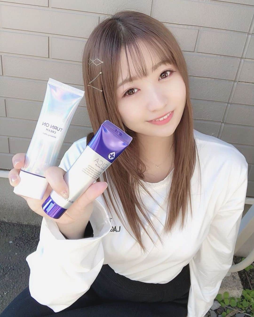 新矢皐月さんのインスタグラム写真 - (新矢皐月Instagram)「肌再生クリームレポ﻿ ﻿ ﻿ デュイセルさんのこちら二点も手に入れてまして﻿ ﻿ ﻿ ⭐️シカクリーム（肌再生クリーム）﻿ 肌再生って言葉にすごく惹かれる！笑﻿ クリームの中にツブツブが入ってて﻿ その正体は高栄養ビタミンC誘導体を含んだカプセルらしい💊﻿ 塗っているうちに知らず間に溶けていったよ！﻿ 塗った後はベタつかないのにもちもちでしっかり保湿って感じで、﻿ 暖房つけた部屋で一晩寝て起きてもまだもちもちつるつるしてたの！﻿ ﻿ ⭐️トーンオンクリーム﻿ これ塗ったら白くなった！！﻿ 3Dトーンアップパウダーが配合されてるみたいで、さらに肌の凸凹もすべすべにしてくれてツルツル肌になるとのこと！﻿ 下地のかわりに塗ってみたんだけど顔色が明るくなった気がする☺️﻿ ﻿ お母さんも手の甲に塗ってみたら﻿ ほんと塗った瞬間に明るくなってお母さん気に入ってた✨﻿ ﻿ ﻿ お化粧勉強してても﻿ 結局、肌が綺麗な上でのお化粧じゃないとなぁ、と﻿ 思うので﻿ スキンケアは大事にしたいですね！！！﻿ ﻿ この前のパックと同じく﻿ 韓国コスメを﻿ アマゾンで購入できるのは嬉しい！！ . . #デュイセル #dewycel #dewyholic #preciousvaluabledewycel  #シカクリーム #再生クリーム #トーンアップクリーム #肌再生 #美白 #美白ケア #韓国コスメ #美肌ケア #スキンケア」11月5日 22時49分 - araya_satsuki