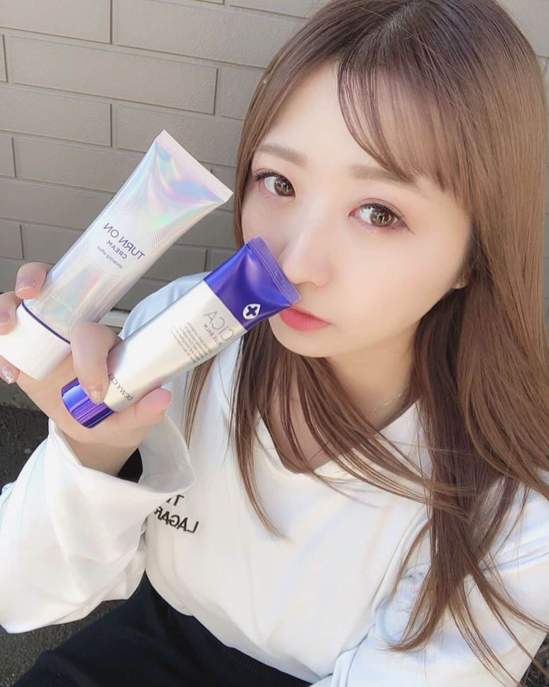 新矢皐月さんのインスタグラム写真 - (新矢皐月Instagram)「肌再生クリームレポ﻿ ﻿ ﻿ デュイセルさんのこちら二点も手に入れてまして﻿ ﻿ ﻿ ⭐️シカクリーム（肌再生クリーム）﻿ 肌再生って言葉にすごく惹かれる！笑﻿ クリームの中にツブツブが入ってて﻿ その正体は高栄養ビタミンC誘導体を含んだカプセルらしい💊﻿ 塗っているうちに知らず間に溶けていったよ！﻿ 塗った後はベタつかないのにもちもちでしっかり保湿って感じで、﻿ 暖房つけた部屋で一晩寝て起きてもまだもちもちつるつるしてたの！﻿ ﻿ ⭐️トーンオンクリーム﻿ これ塗ったら白くなった！！﻿ 3Dトーンアップパウダーが配合されてるみたいで、さらに肌の凸凹もすべすべにしてくれてツルツル肌になるとのこと！﻿ 下地のかわりに塗ってみたんだけど顔色が明るくなった気がする☺️﻿ ﻿ お母さんも手の甲に塗ってみたら﻿ ほんと塗った瞬間に明るくなってお母さん気に入ってた✨﻿ ﻿ ﻿ お化粧勉強してても﻿ 結局、肌が綺麗な上でのお化粧じゃないとなぁ、と﻿ 思うので﻿ スキンケアは大事にしたいですね！！！﻿ ﻿ この前のパックと同じく﻿ 韓国コスメを﻿ アマゾンで購入できるのは嬉しい！！ . . #デュイセル #dewycel #dewyholic #preciousvaluabledewycel  #シカクリーム #再生クリーム #トーンアップクリーム #肌再生 #美白 #美白ケア #韓国コスメ #美肌ケア #スキンケア」11月5日 22時49分 - araya_satsuki