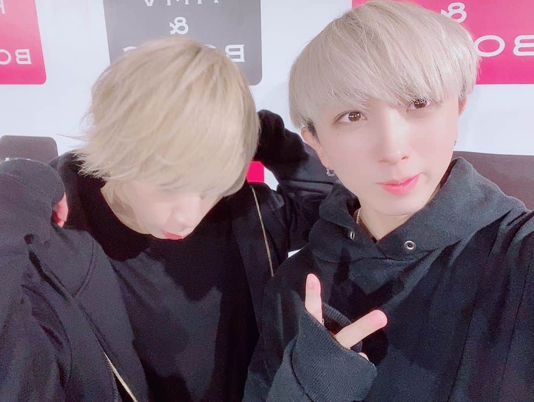 SHUNのインスタグラム：「ハウちゃんがカメラ見てくれない… いじわるすぎない🤔？ #buzz_er #ブザー #ハウちゃん #年下なのに #いじられるワイ #ちょっかいかけてやる #また魚行こうな #ぴっぴっぴー」