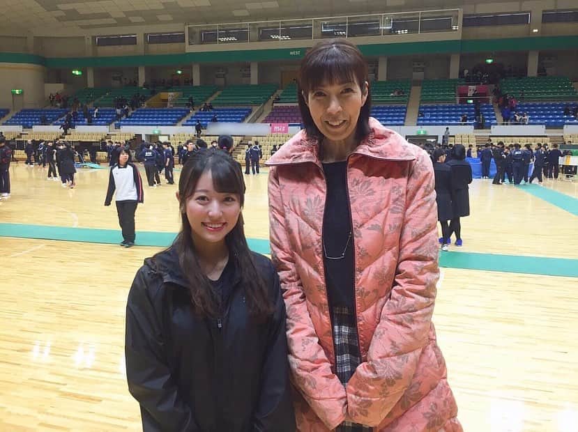 花田凌南のインスタグラム：「* 先月10日に組み合わせが決まってから約1ヵ月間、 ずっと楽しみにしていた #春高バレー 岩手県大会が昨日終わってしまいました。 * 私は開会式の司会と男女決勝戦のコートサイドリポートを担当🎤 #リポーター として 選手の皆さんを1番近くで見て、その様子をお伝えしました。 * 最後まで諦めずにボールを追う姿、 どんな状況でもチームメイトを鼓舞する姿、 ベンチや応援席から大きな声援を送る姿、 試合終了後、 これまで一緒に頑張ってきた仲間に 「ありがとう」と伝える姿、 他校の選手と抱き合い全国大会への想いを託す姿など… 書きたいことを挙げるとキリがありませんが この大会を通して、 選手の皆さんの全力な姿に たくさんのことを教えてもらいました。 ありがとうございました。 * そして 選手、マネージャーの皆さん本当にお疲れ様でした🏐✨ * #春の高校バレー #県予選  #解説 をされた#大林素子 さんと📸 #リポーター  #岩手 #めんこいテレビ #アナウンサー」