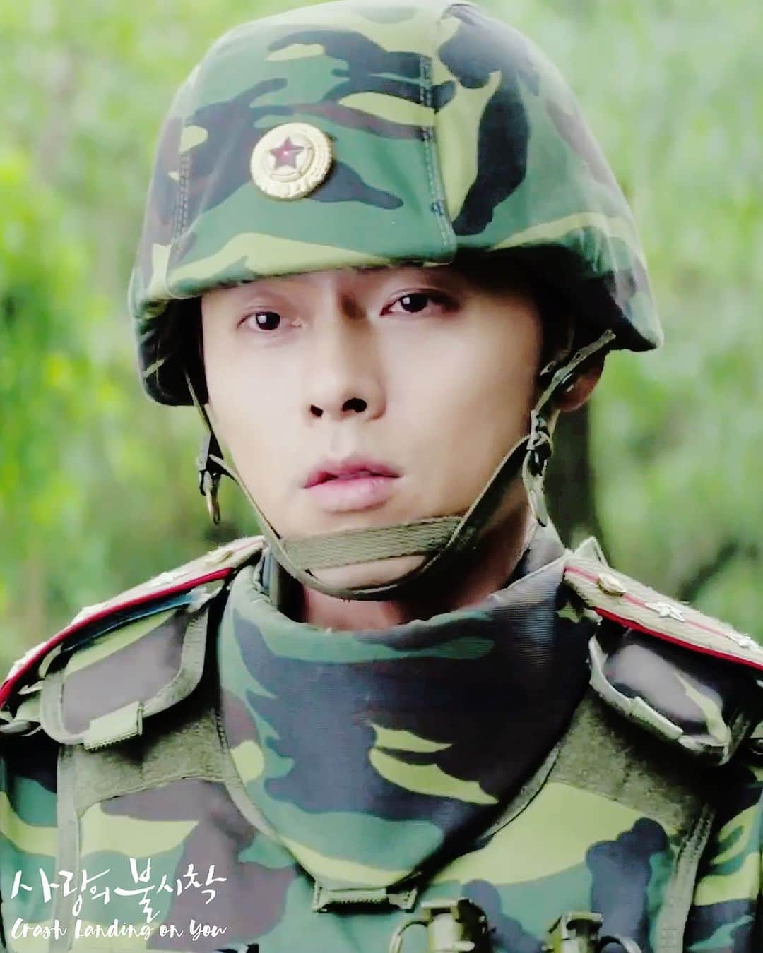 ヒョンビンのインスタグラム：「—— #crashlandingonyou #사랑의불시착 #hyunbin #현빈 #ヒョンビン #玄彬 #sonyejin #손예진」