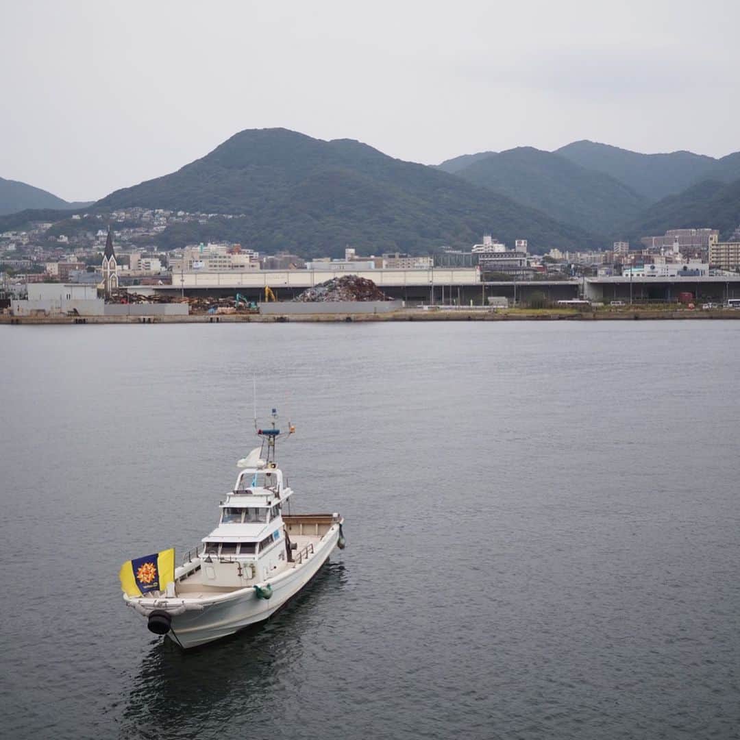 今井安紀さんのインスタグラム写真 - (今井安紀Instagram)「I went Mikuni World Stadium in Kitakyushu for the first time in a year. From the back stand seat, we could see a industrial district. And then we could see ocean from the stadium. I love Mojiko local craft beer...♡ And the mascot of Giravanz Kitakyushu “Giran” is still cool.  北九州のミクスタに約一年ぶりに行きました。 今回バックスタンドから見たのですが、ピッチの向こうに北九州工業地域らしき風景が見えるの良い。さらにバックスタンドの通路からは海が見え、海のボールパーソンこと万が一ボールが海ぽちゃした時の船が控えています。 一番の目的はマスコットのギランさんに会うことだったのですが、バルーンアートのギランさんを用意していてくれた…！これバルーンアートのクオリティ高すぎません？！ なんて感動してたら色々押し売りされました。笑 あと最後の一枚、嘘つくな！！！ (4枚目以外は加工なし、1〜5枚目はオリンパスPENで撮影)  #olympus #olympuspen #olympuspenepl9 #epl9 #nofilter #photolovers #noedit  #mikuniworldstadium #giravanz #giran #mojikobeer #オリンパス #オリンパスpen 加工なし #ミラーレス一眼 #写真撮ってる人と繋がりたい #ギラヴァンツ #ギラヴァンツ北九州 #ギラン #会鳥 #門司港ビール #ミクスタ #ミクニワールドスタジアム北九州」11月5日 22時54分 - i_am_akinyan0826