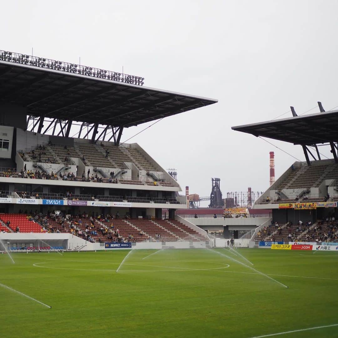 今井安紀のインスタグラム：「I went Mikuni World Stadium in Kitakyushu for the first time in a year. From the back stand seat, we could see a industrial district. And then we could see ocean from the stadium. I love Mojiko local craft beer...♡ And the mascot of Giravanz Kitakyushu “Giran” is still cool.  北九州のミクスタに約一年ぶりに行きました。 今回バックスタンドから見たのですが、ピッチの向こうに北九州工業地域らしき風景が見えるの良い。さらにバックスタンドの通路からは海が見え、海のボールパーソンこと万が一ボールが海ぽちゃした時の船が控えています。 一番の目的はマスコットのギランさんに会うことだったのですが、バルーンアートのギランさんを用意していてくれた…！これバルーンアートのクオリティ高すぎません？！ なんて感動してたら色々押し売りされました。笑 あと最後の一枚、嘘つくな！！！ (4枚目以外は加工なし、1〜5枚目はオリンパスPENで撮影)  #olympus #olympuspen #olympuspenepl9 #epl9 #nofilter #photolovers #noedit  #mikuniworldstadium #giravanz #giran #mojikobeer #オリンパス #オリンパスpen 加工なし #ミラーレス一眼 #写真撮ってる人と繋がりたい #ギラヴァンツ #ギラヴァンツ北九州 #ギラン #会鳥 #門司港ビール #ミクスタ #ミクニワールドスタジアム北九州」