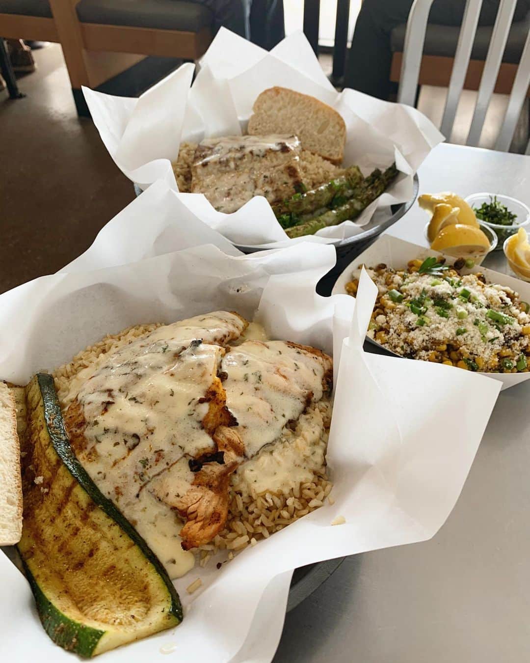 高木りなのインスタグラム：「california fish grill🐟✨ 一度連れてきてもらいハマったフィッシュグリル。やっぱり美味しい！サイドにつけたコーンもピリ辛で美味しかったです🌽❤️ 해산물의 맛집 #캘리포니아피쉬그릴!! 역시 맛았다🐟👍🏻 . #californiafishgrill #losangeles #california」