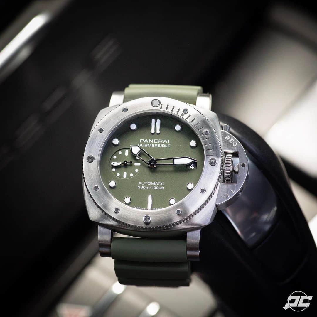 パネライのインスタグラム：「New E-Boutique exclusive! The new #Panerai #PAM1055 42mm Steel Submersible with Military Green Dial. You can only get this piece via online purchase on the Panerai website and they are limited to only 500 total pieces. Priced at $8,700 USD. Once they are gone they are gone. What do you think? .  This piece is fitted with the latest P.900 mechanical movement with 3 day power reserve and water resistance of 300 meters.」
