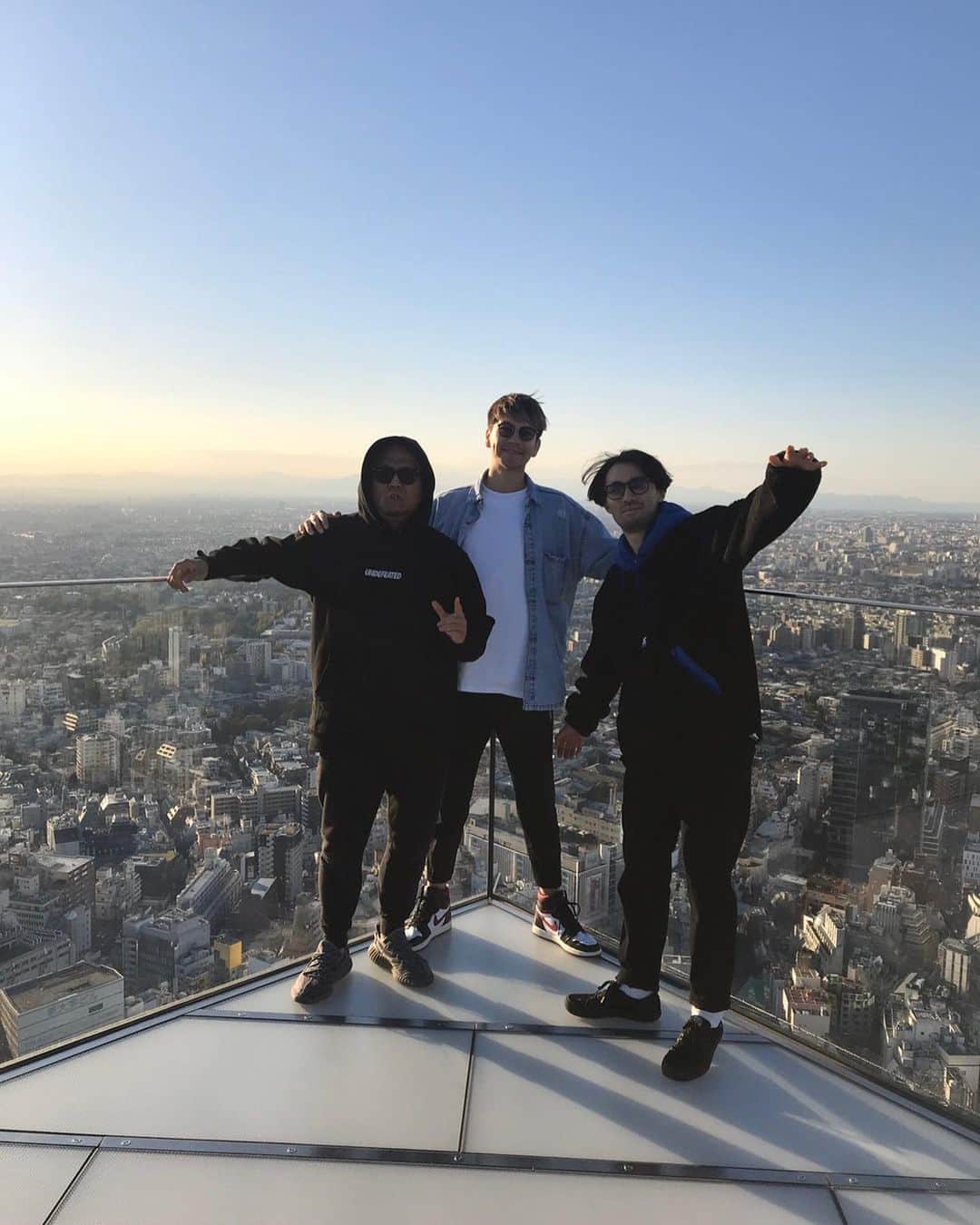 滝田学のインスタグラム：「久しぶりにJOYたま、JOたまとランチでもってことで！ 集合しつつ、ランチ後に車走らせて たら、通り道に現れた話題の渋谷スクランブルスクエアの展望デッキに 慌ててドタバタ寄ってみた。  さらに 慌ててチケット購入して登ってきたよ。うん。  1人高所恐怖症のJOおじさんが大変だったけど、とりあえず行ってよかった！眺めよし！ 国立競技場も見れたし！なんか良い気分でした！  #渋谷スクランブルスクエア #渋谷　#shibuya #渋谷スクランブル交差点  #びびるJOさん」