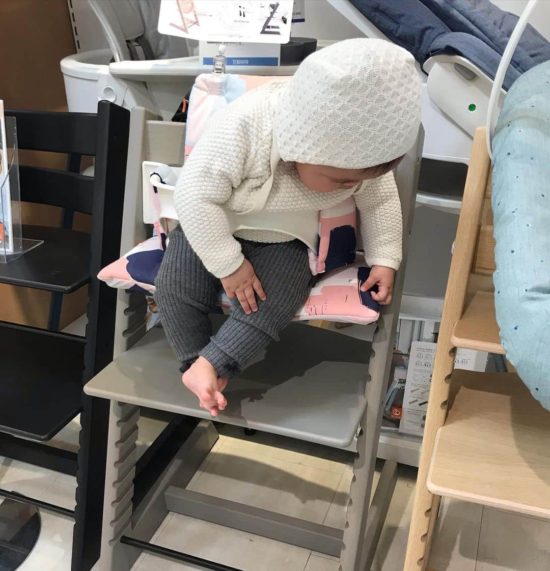 Keikooooooさんのインスタグラム写真 - (KeikooooooInstagram)「真剣な顔で話を聞いておられますねー笑。 . ベビーチェアの旅🚢🤣 ２日前からやっと、ベビーチェア探しに。 #リエンダー と #ストッケトリップトラップ　2択から、ストッケに決定したけど、選べる色が多すぎて こんなのすぐに決められない😅。 #優柔不断炸裂 グレーにしよーっと決めたものの、 ビーチ材、オーク材、アッシュ材。 めっちゃある〜😂 そして、ベビーセット、ベビークッションめっちゃある〜笑。 何通り作れるん？笑。 ピンクも可愛いけど、インテリアに合わないかなぁ🌀 シンプルにした方がいいのは、分かってる。 しまいには、ストッケステップスも気になる始末。  #1週間以内に決めましょう。 #わたちにもパンフレット見ちて #どの色にしよっかちら #しんけんな眼差し #ベビーチェアの旅 #ベビーチェア #女の子ママ #女の子ベビー #赤ちゃんのいる生活」11月5日 23時07分 - keity1011