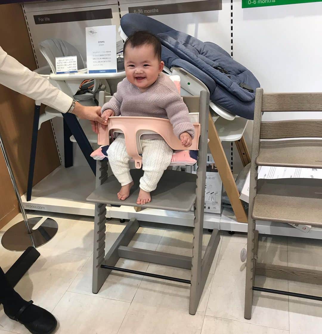 Keikooooooさんのインスタグラム写真 - (KeikooooooInstagram)「真剣な顔で話を聞いておられますねー笑。 . ベビーチェアの旅🚢🤣 ２日前からやっと、ベビーチェア探しに。 #リエンダー と #ストッケトリップトラップ　2択から、ストッケに決定したけど、選べる色が多すぎて こんなのすぐに決められない😅。 #優柔不断炸裂 グレーにしよーっと決めたものの、 ビーチ材、オーク材、アッシュ材。 めっちゃある〜😂 そして、ベビーセット、ベビークッションめっちゃある〜笑。 何通り作れるん？笑。 ピンクも可愛いけど、インテリアに合わないかなぁ🌀 シンプルにした方がいいのは、分かってる。 しまいには、ストッケステップスも気になる始末。  #1週間以内に決めましょう。 #わたちにもパンフレット見ちて #どの色にしよっかちら #しんけんな眼差し #ベビーチェアの旅 #ベビーチェア #女の子ママ #女の子ベビー #赤ちゃんのいる生活」11月5日 23時07分 - keity1011