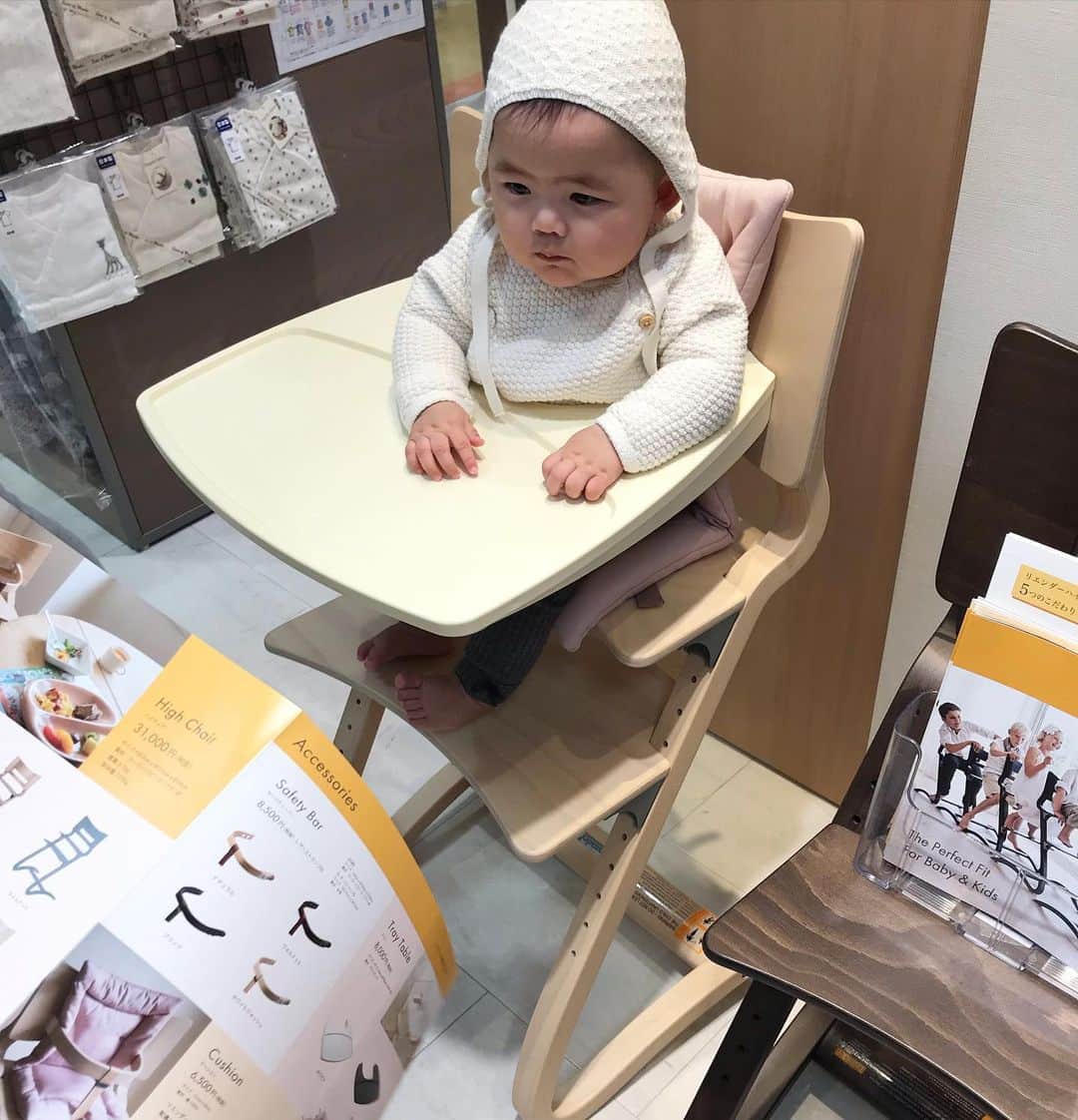 Keikooooooのインスタグラム：「真剣な顔で話を聞いておられますねー笑。 . ベビーチェアの旅🚢🤣 ２日前からやっと、ベビーチェア探しに。 #リエンダー と #ストッケトリップトラップ　2択から、ストッケに決定したけど、選べる色が多すぎて こんなのすぐに決められない😅。 #優柔不断炸裂 グレーにしよーっと決めたものの、 ビーチ材、オーク材、アッシュ材。 めっちゃある〜😂 そして、ベビーセット、ベビークッションめっちゃある〜笑。 何通り作れるん？笑。 ピンクも可愛いけど、インテリアに合わないかなぁ🌀 シンプルにした方がいいのは、分かってる。 しまいには、ストッケステップスも気になる始末。  #1週間以内に決めましょう。 #わたちにもパンフレット見ちて #どの色にしよっかちら #しんけんな眼差し #ベビーチェアの旅 #ベビーチェア #女の子ママ #女の子ベビー #赤ちゃんのいる生活」